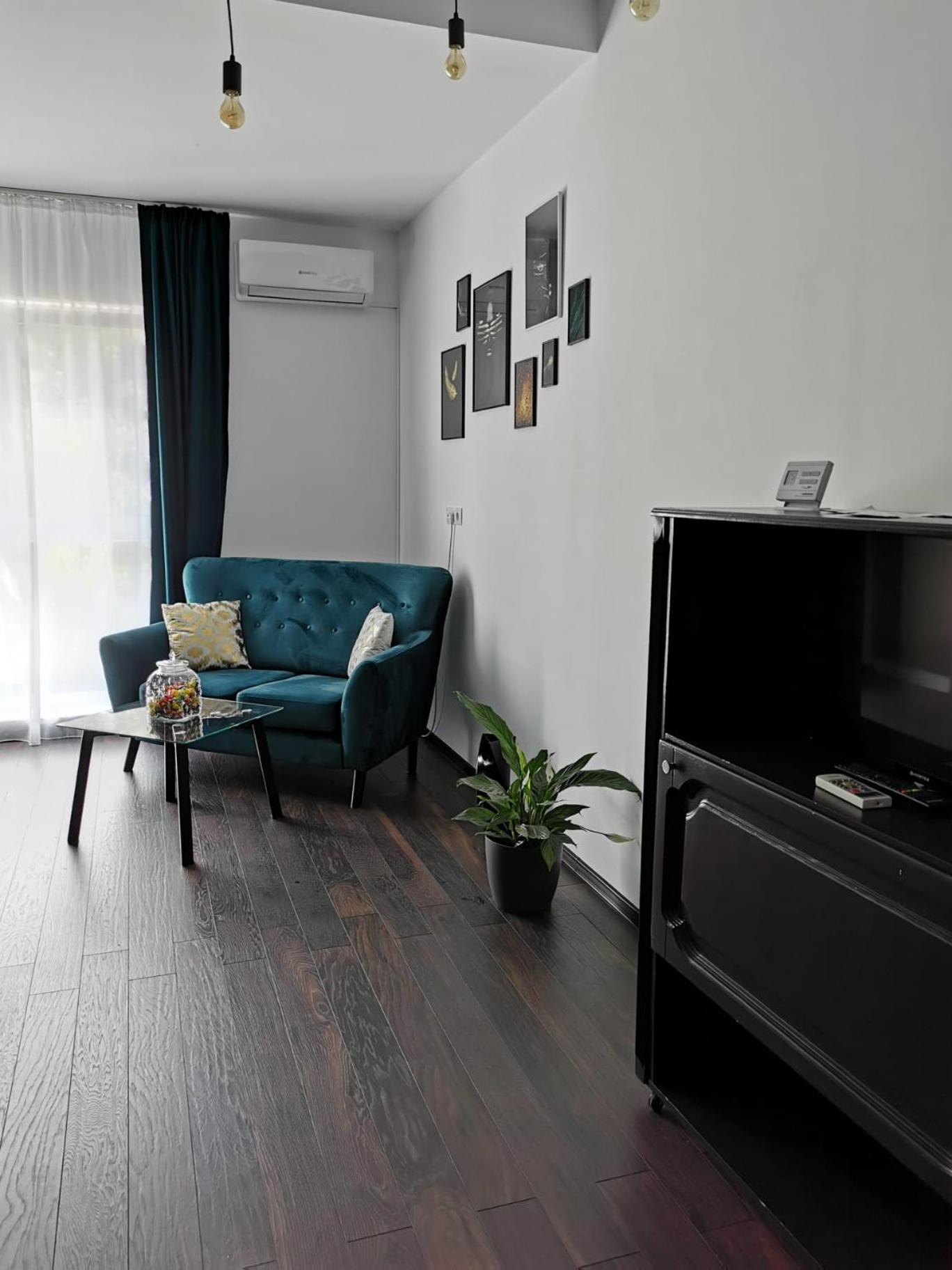 One-Bedroom Apartment photo 1