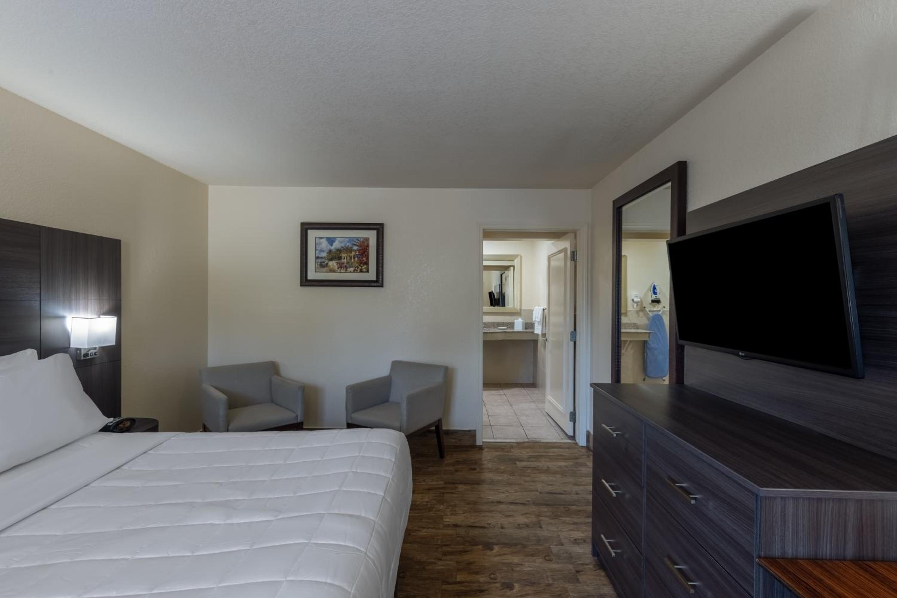 Deluxe Queen Room with Mobility Access - Ground Floor/Non-Smoking - Photo 16
