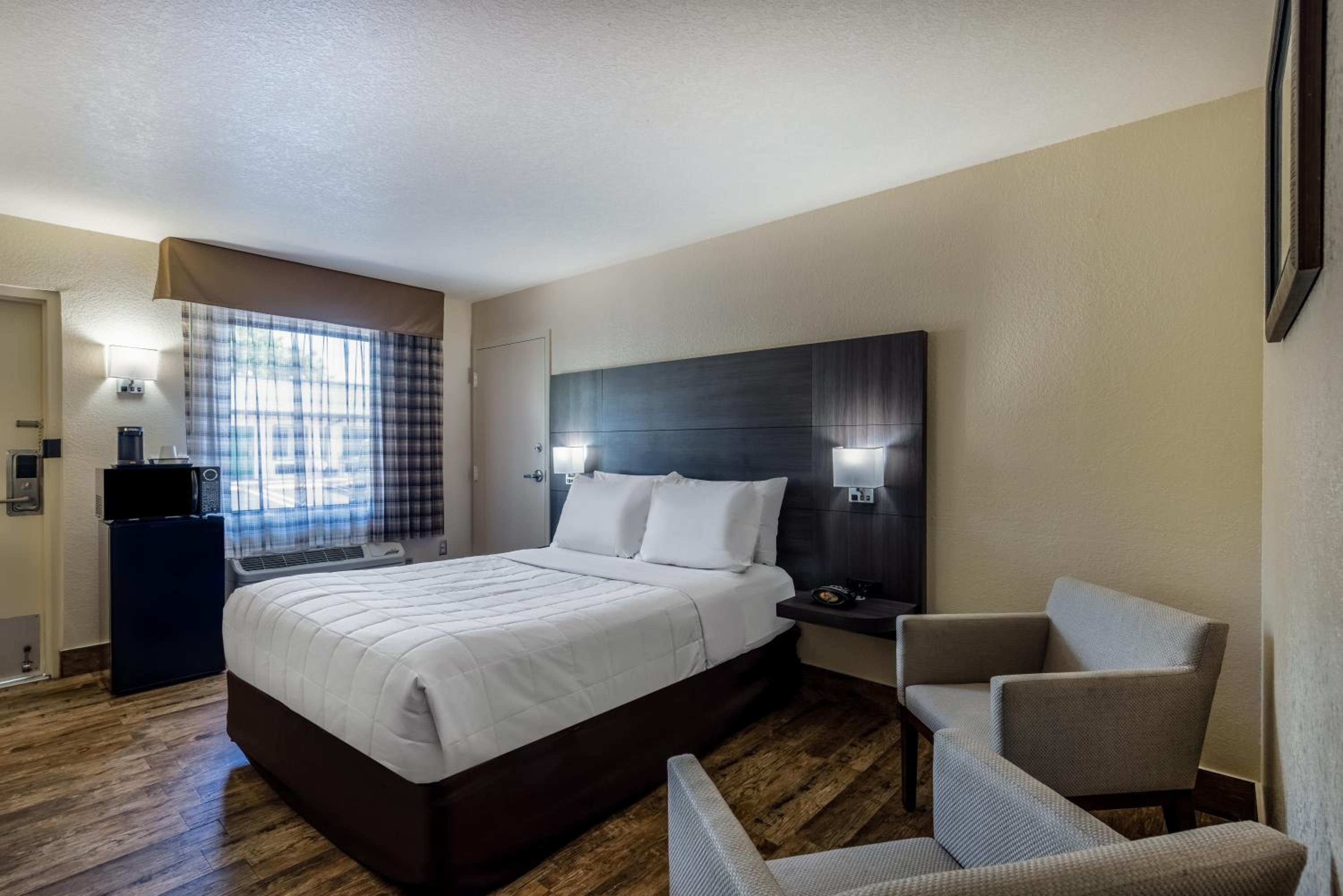 Deluxe Queen Room with Mobility Access - Ground Floor/Non-Smoking - Photo 1
