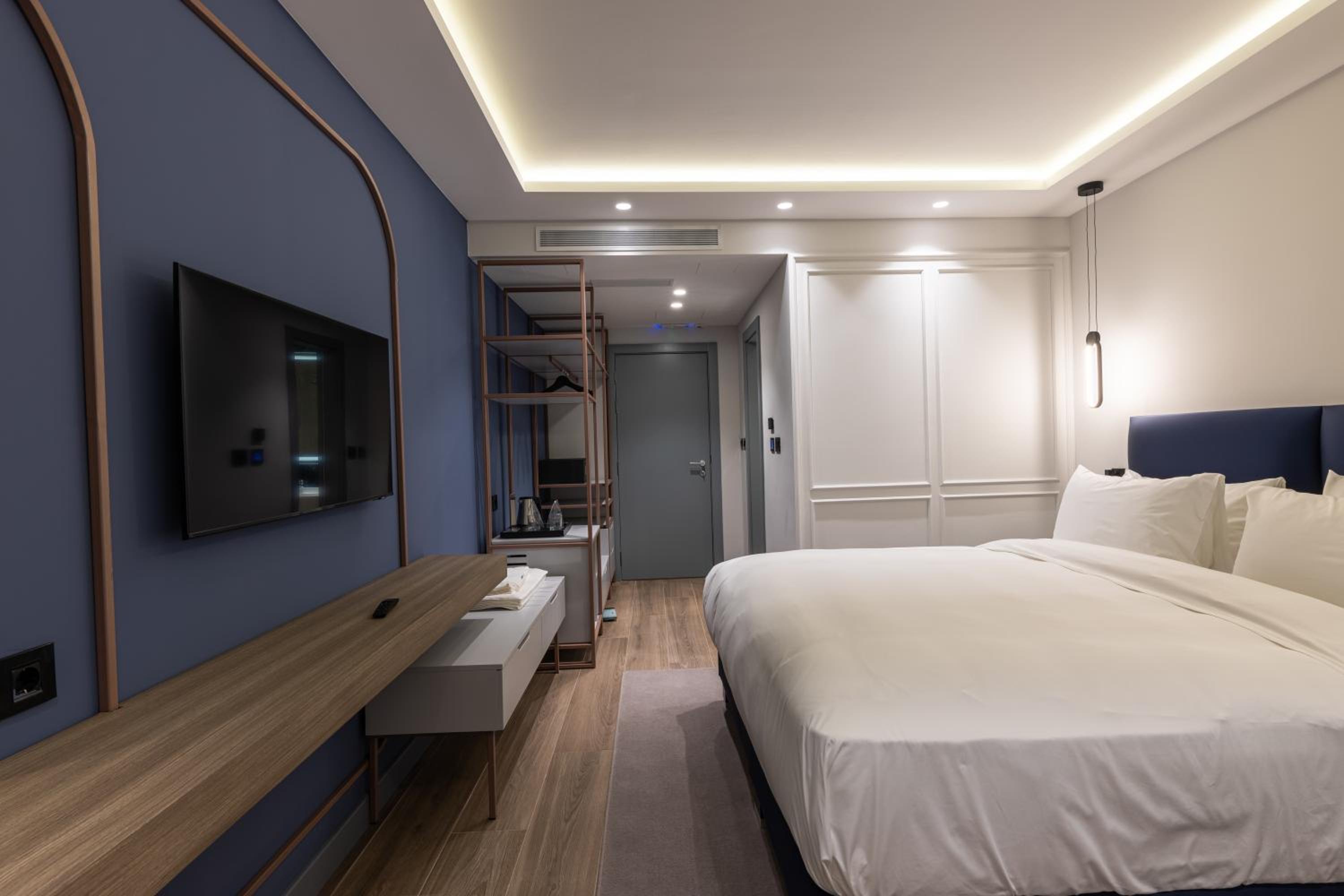 Deluxe Double Room with River View - Photo 3