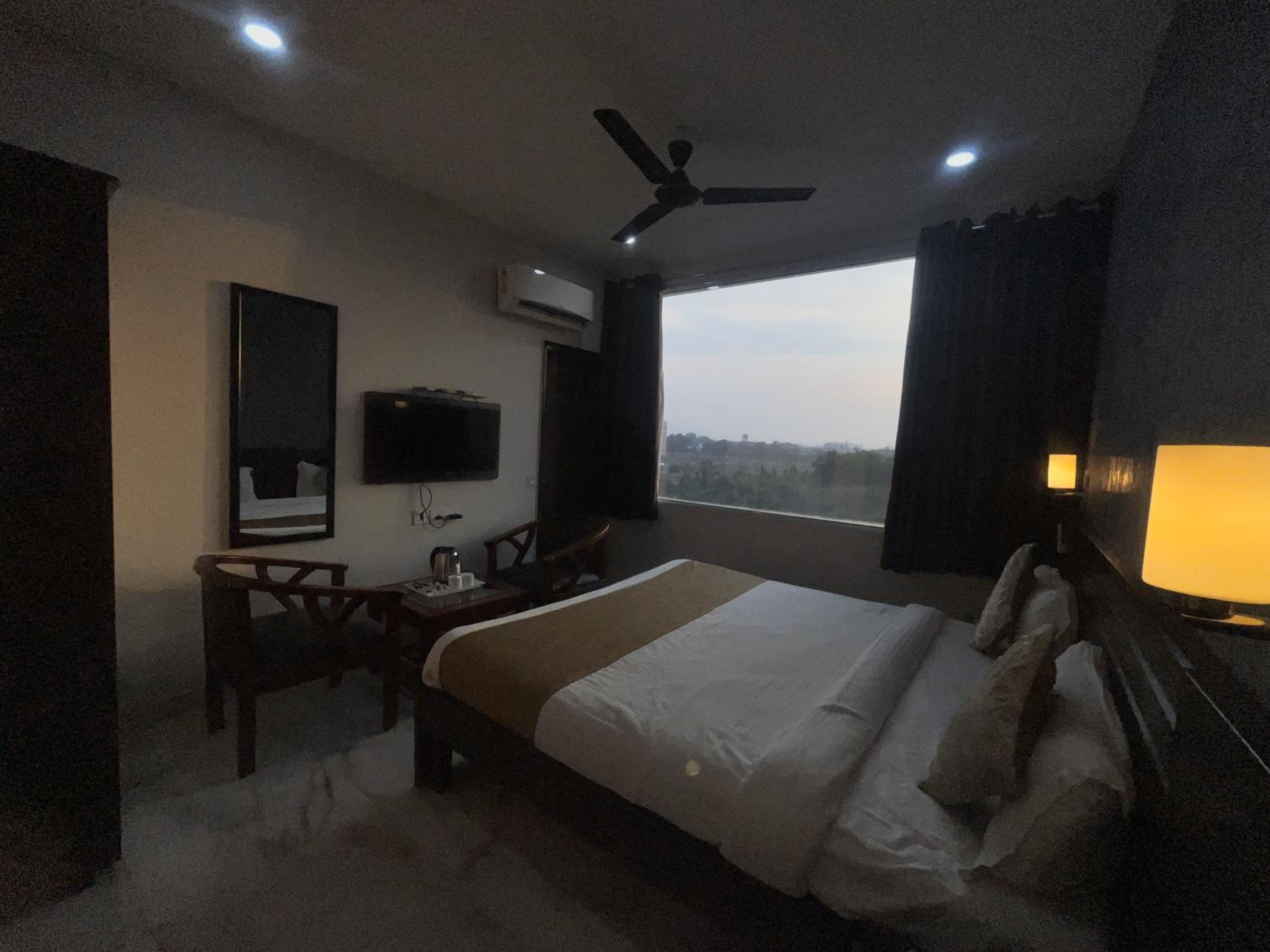 Deluxe King Room photo 2