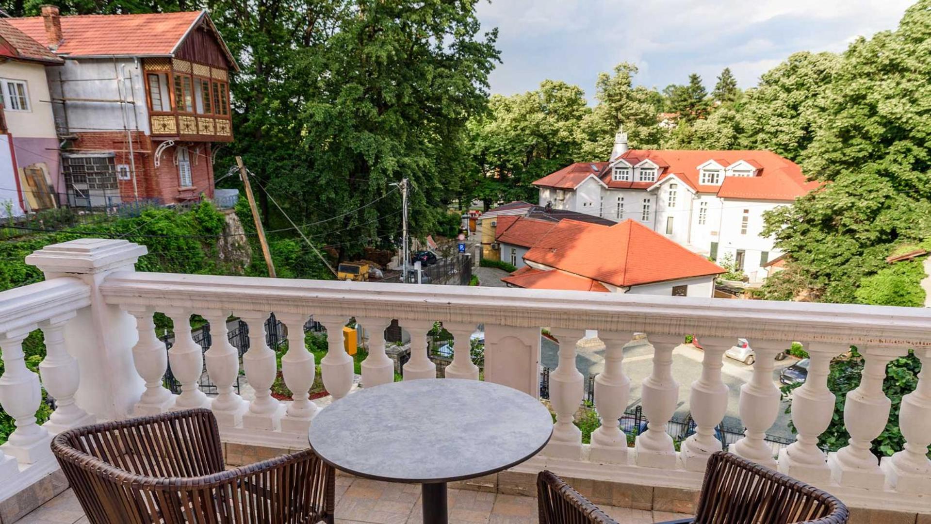Family Room with Balcony photo 3