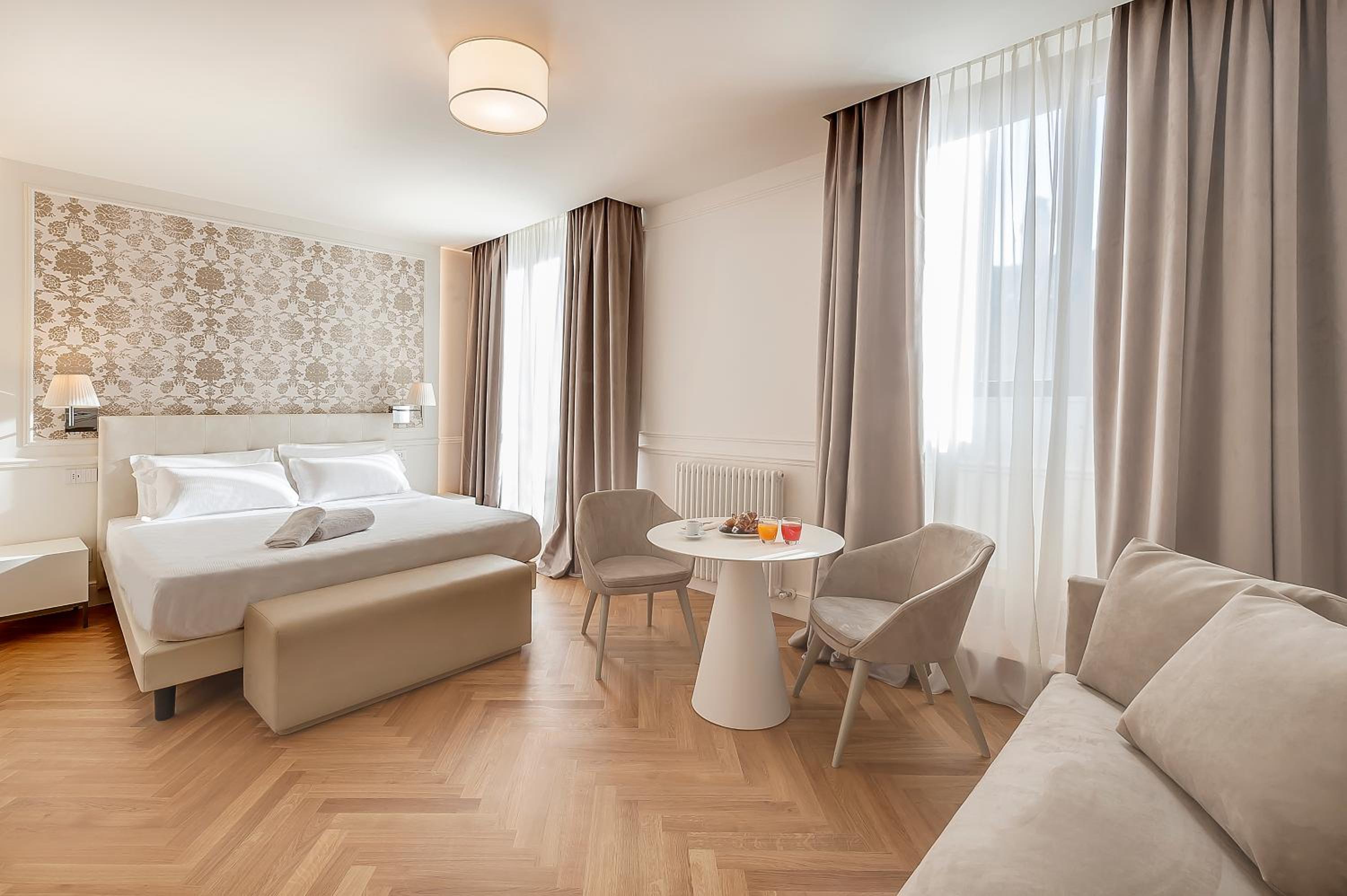 Deluxe Junior Suite - Photo 1