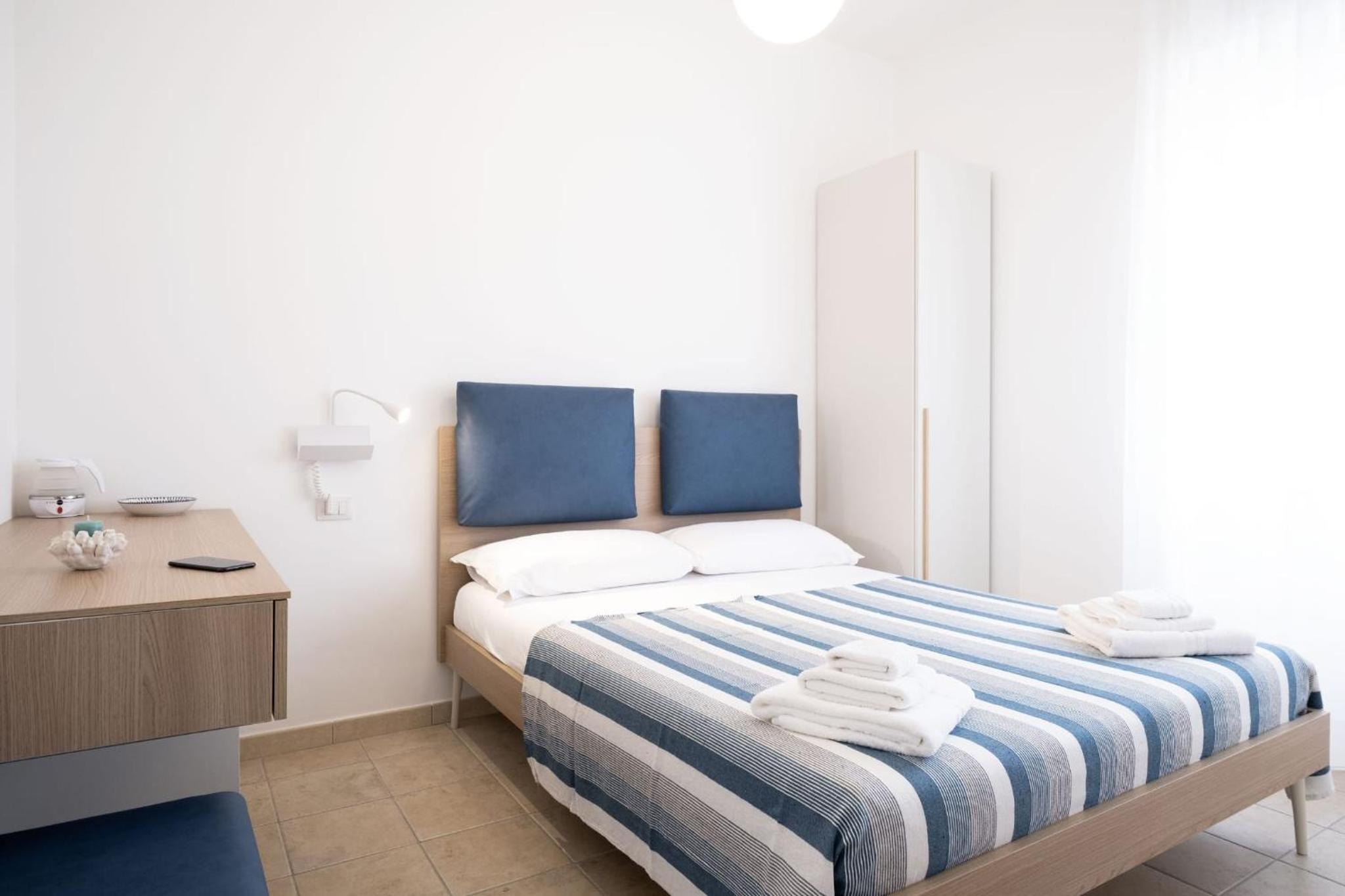 Standard Double Room - Photo 12