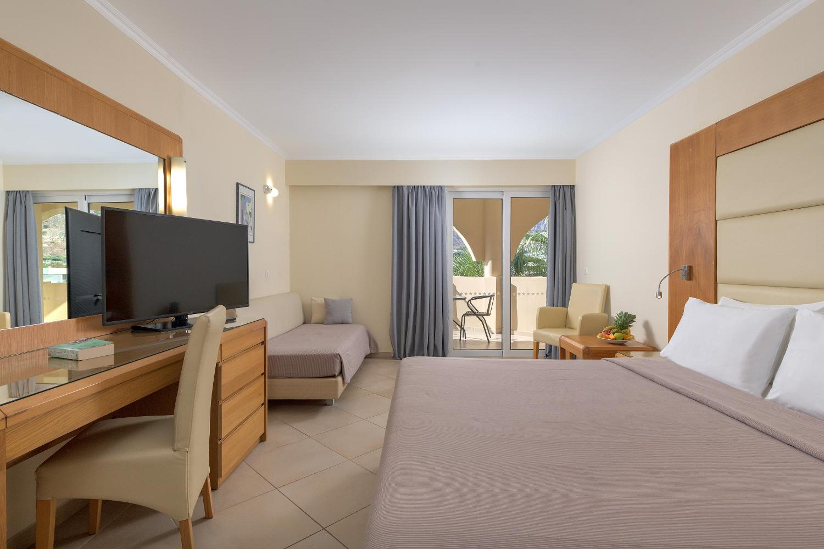 Superior Double Room with Side Sea View - Photo 3