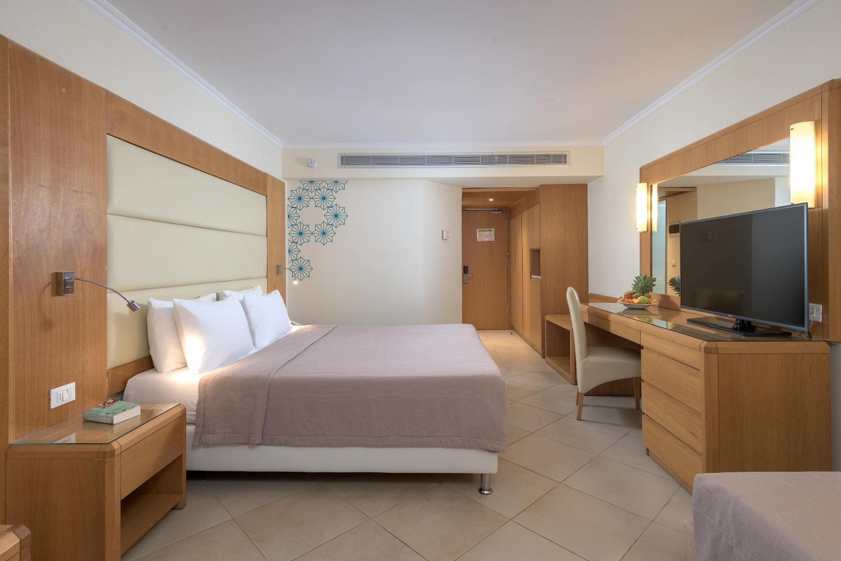 Superior Double Room with Side Sea View - Photo 1
