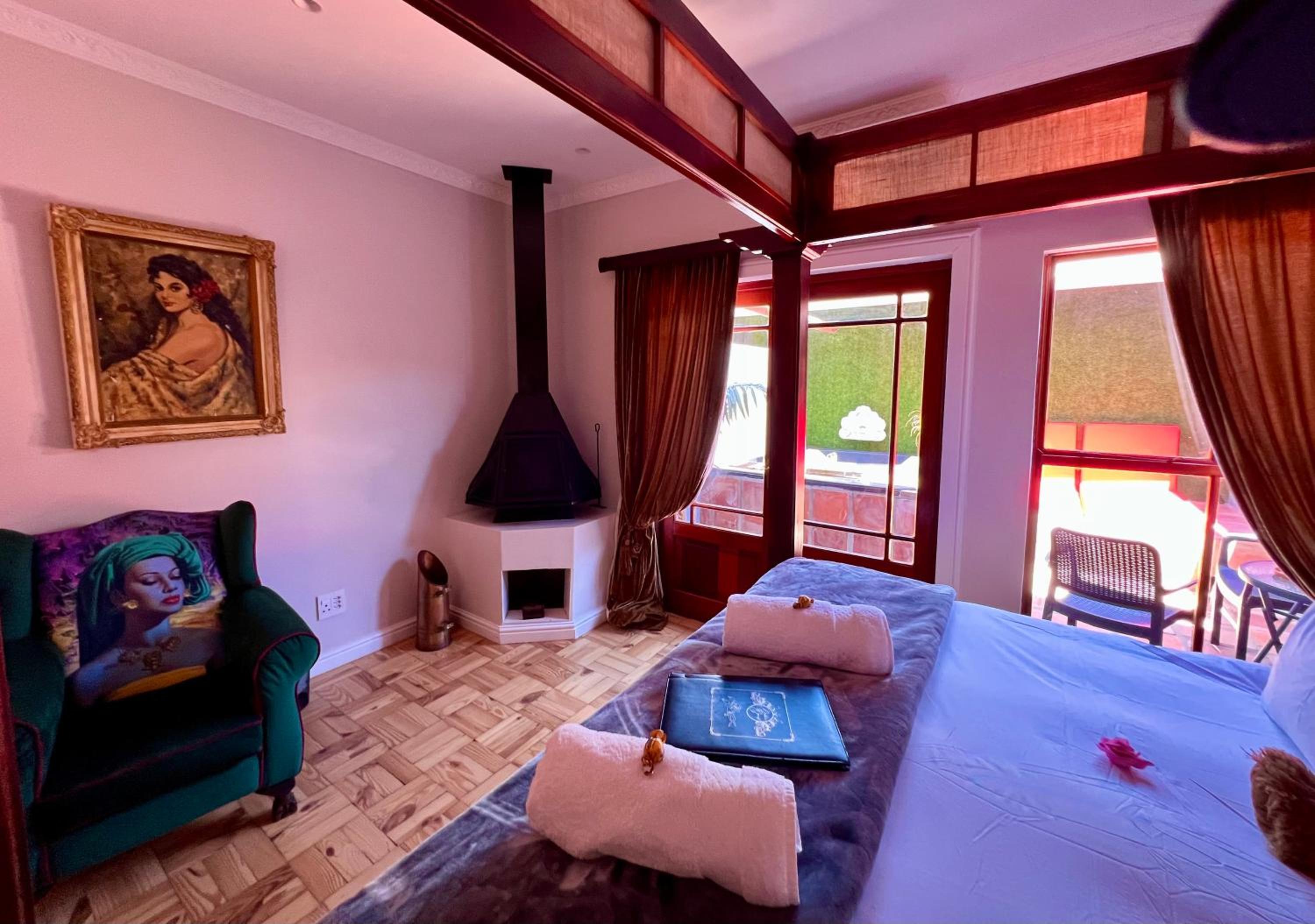 Deluxe King Room - Photo 8
