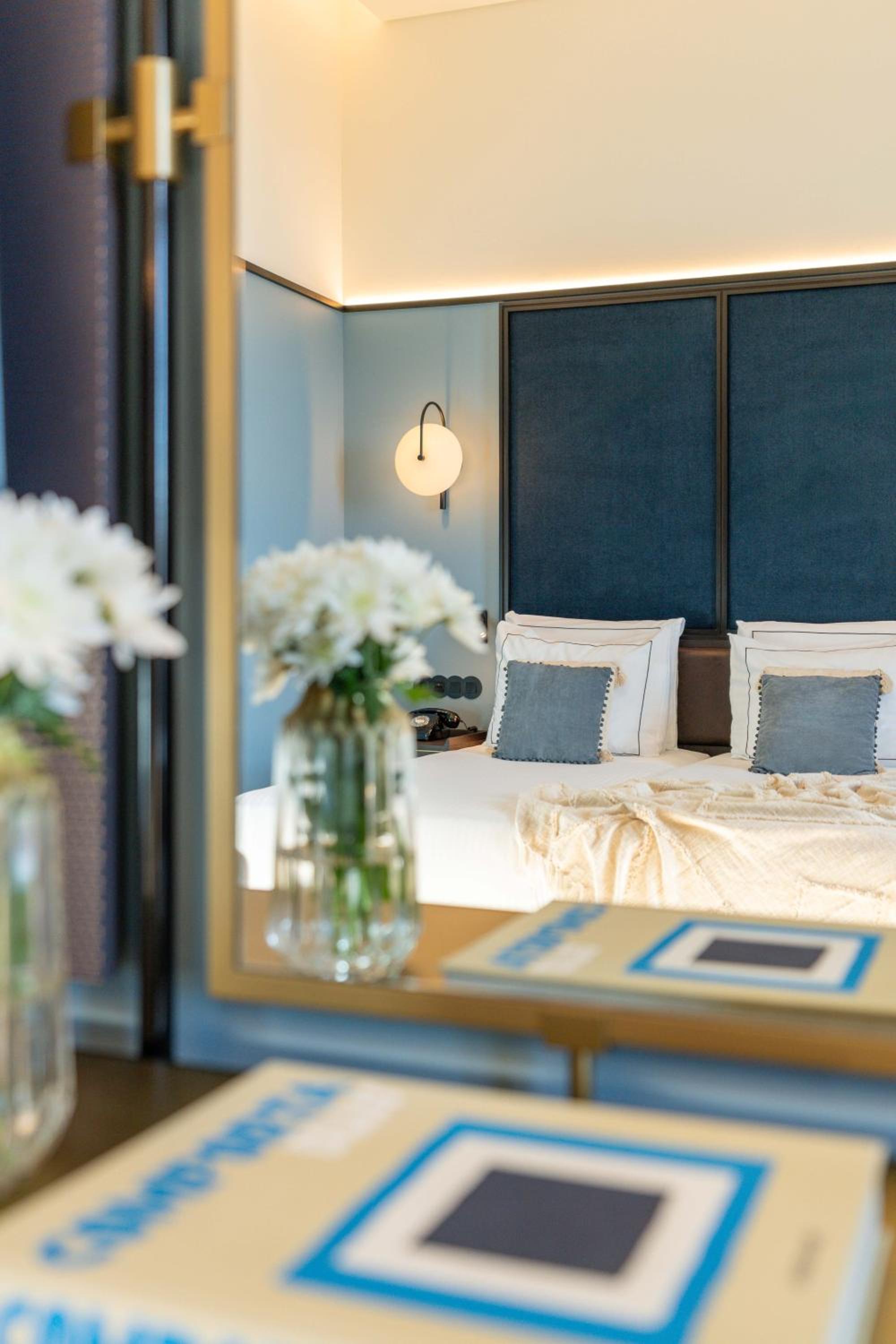 Suite with River View thumbnail 5