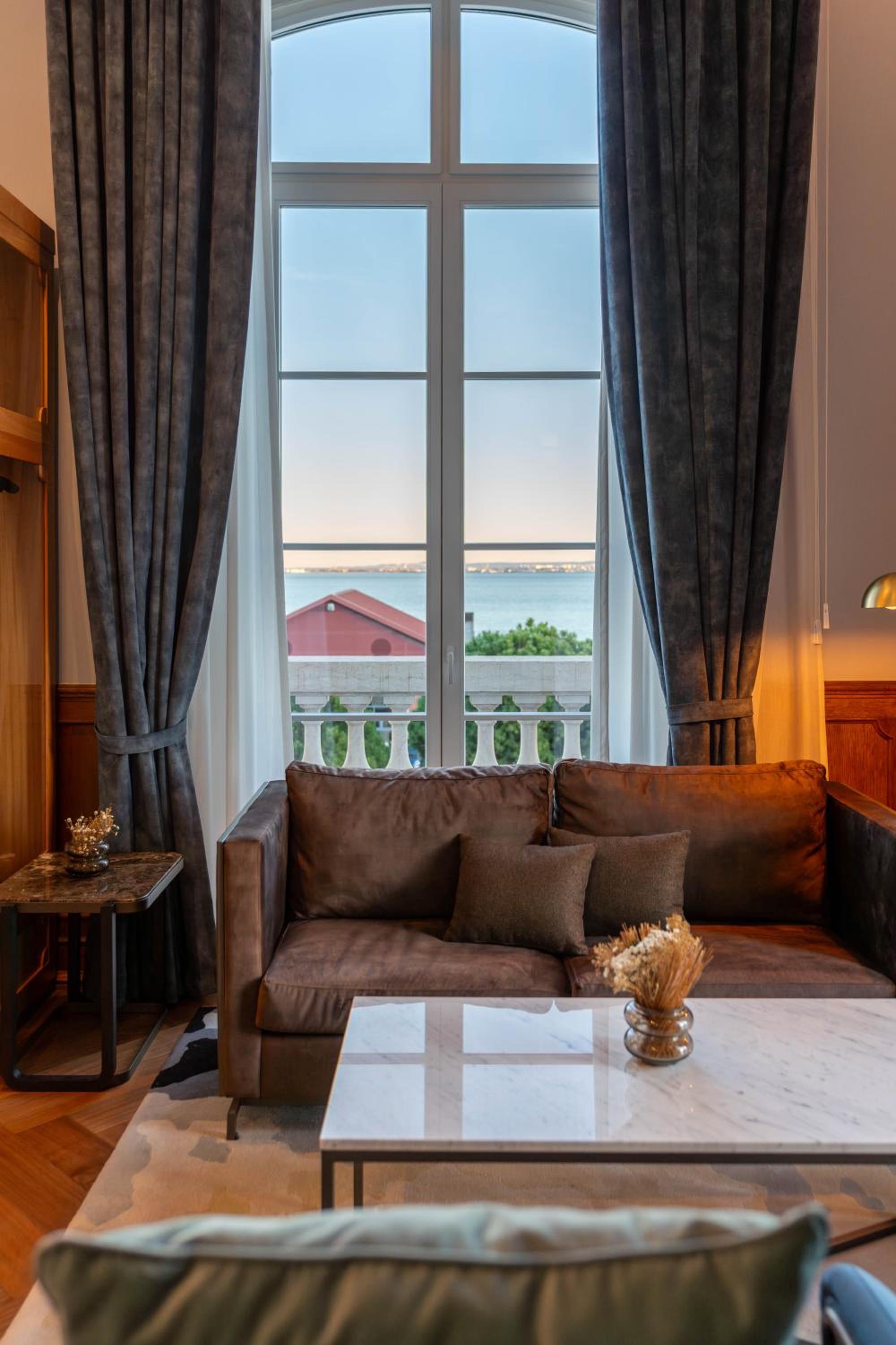 King Suite with River View thumbnail 6