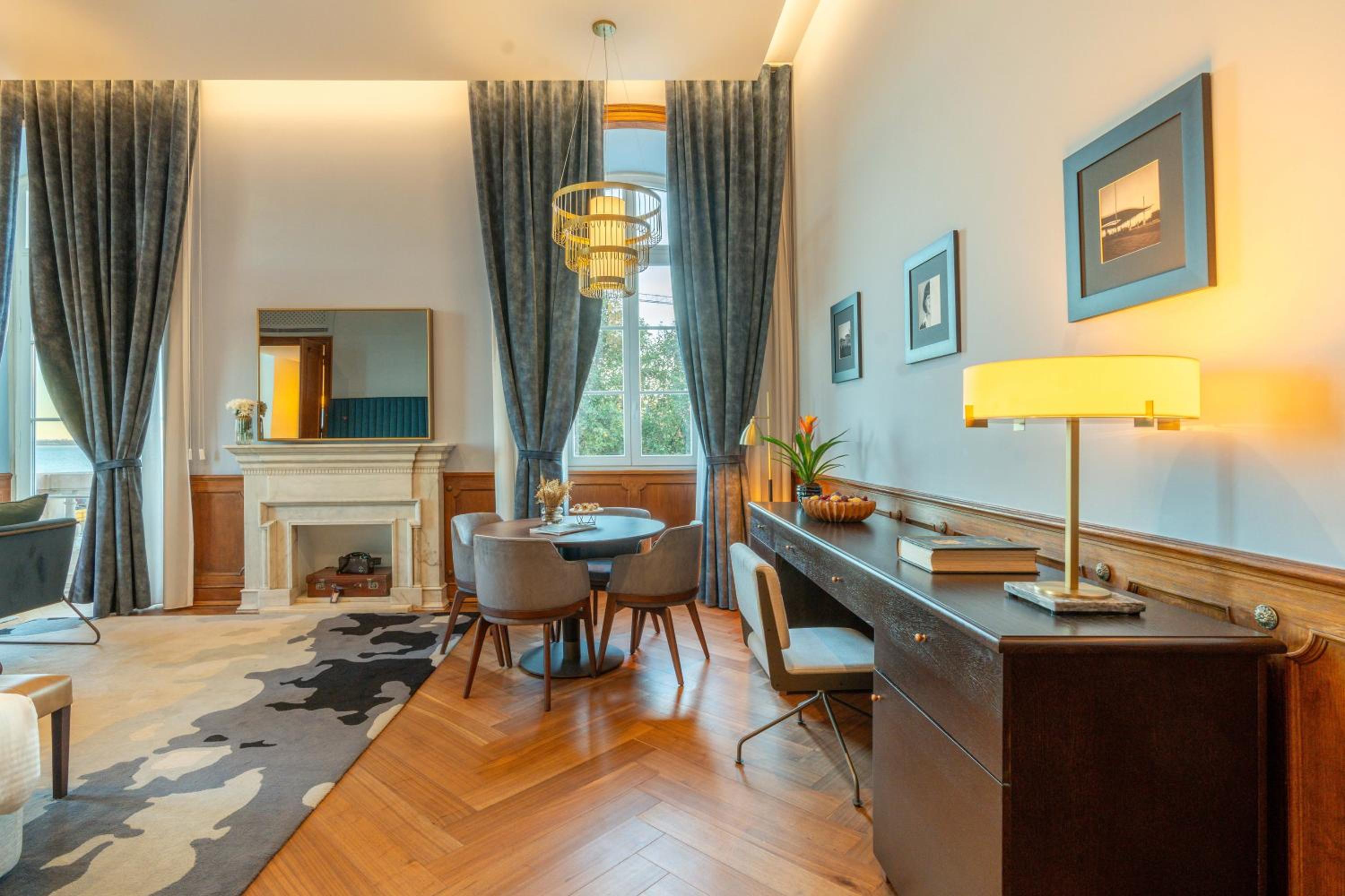 King Suite with River View