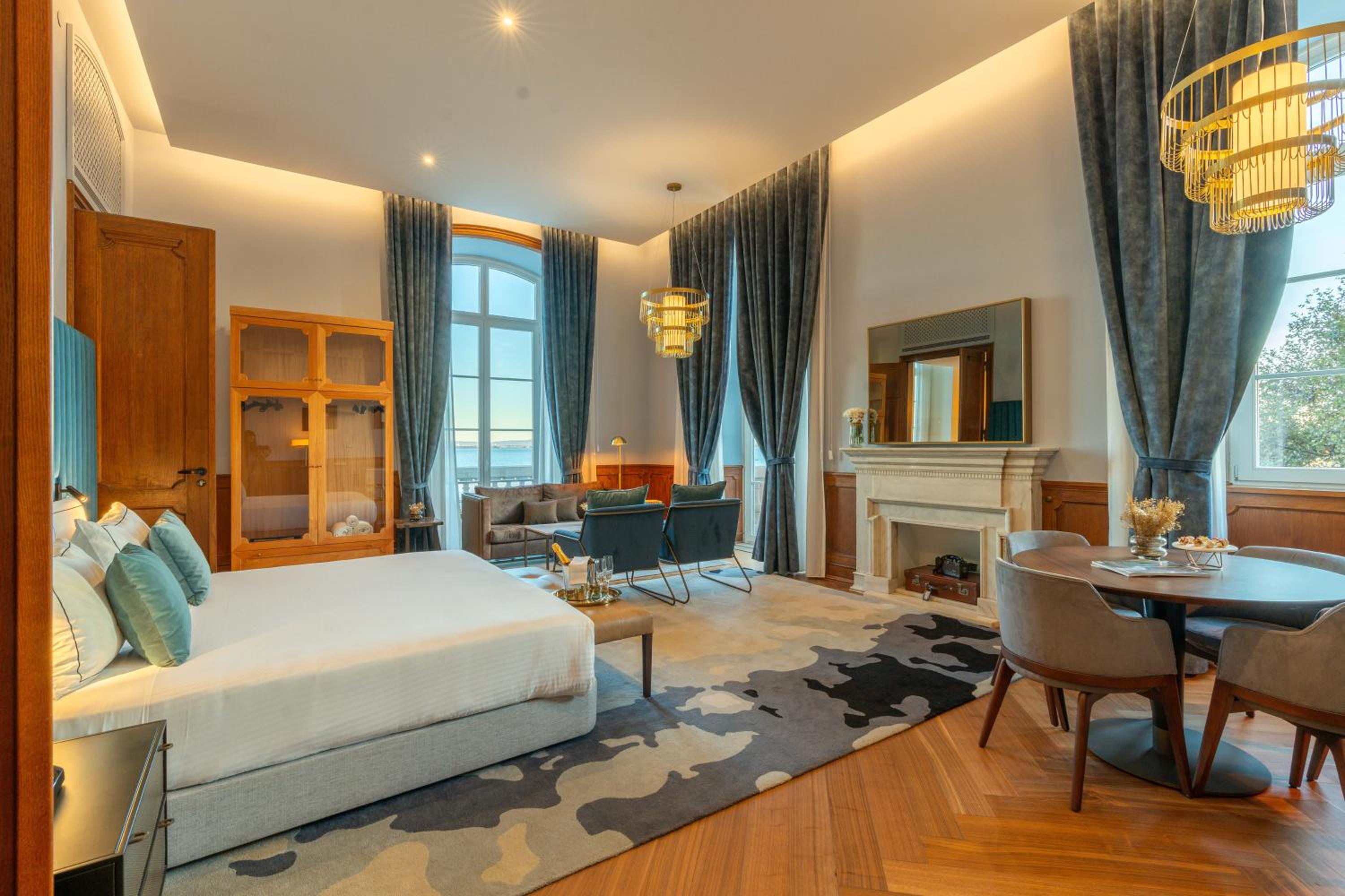 King Suite with River View