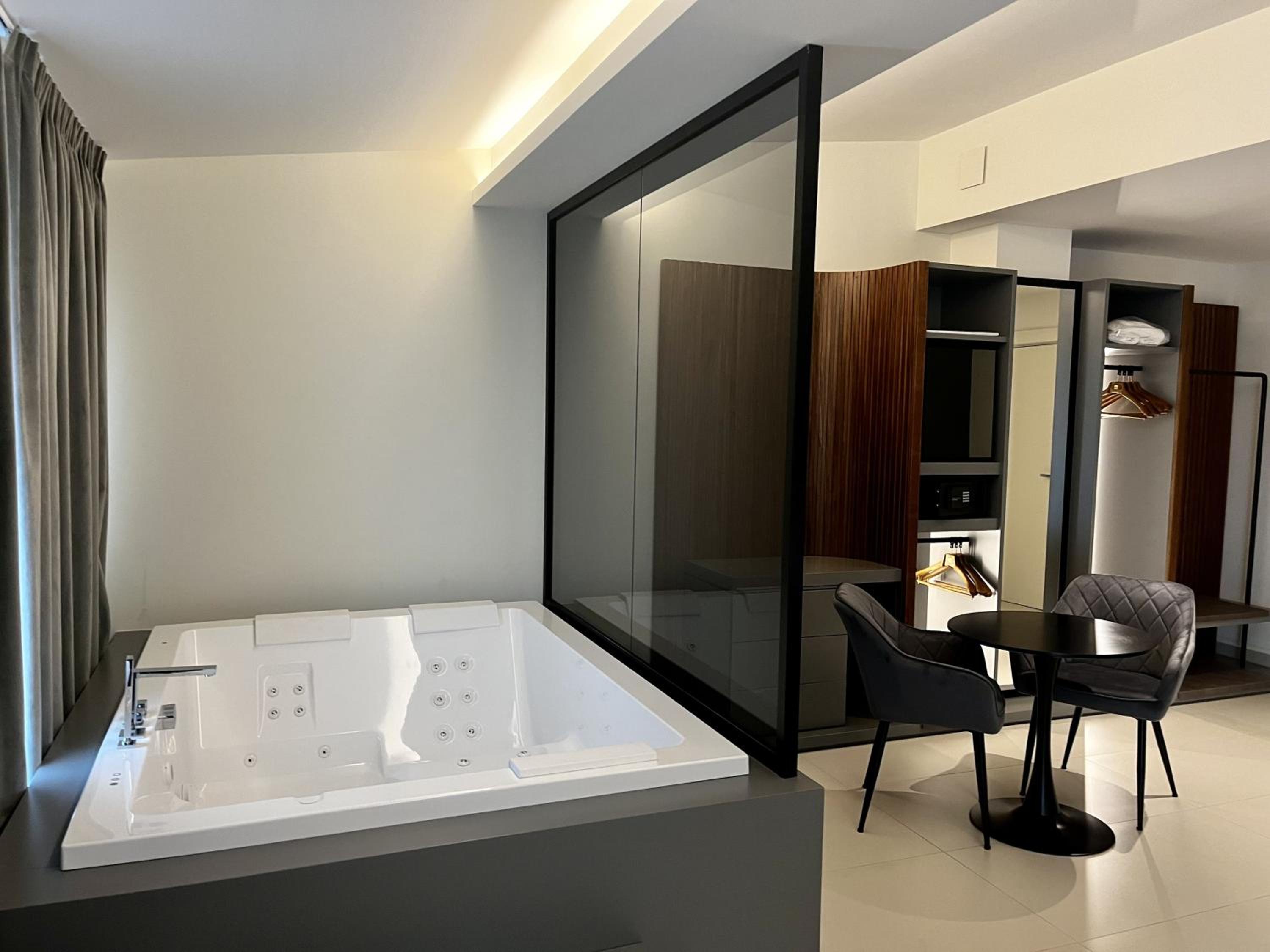 Superior King Suite with Jacuzzi and Balcony - Non-Smoking - Photo 8