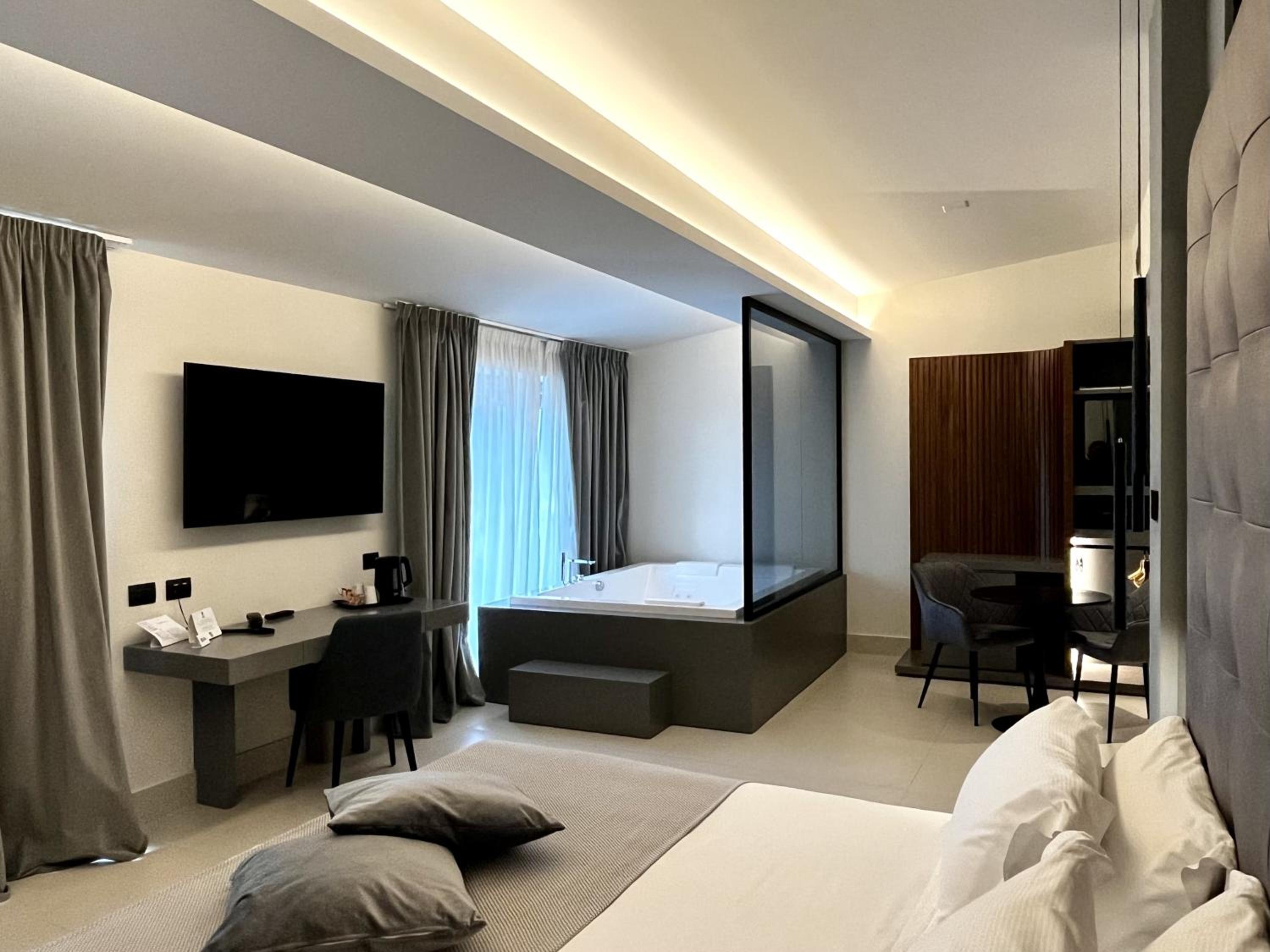 Superior King Suite with Jacuzzi and Balcony - Non-Smoking - Photo 5