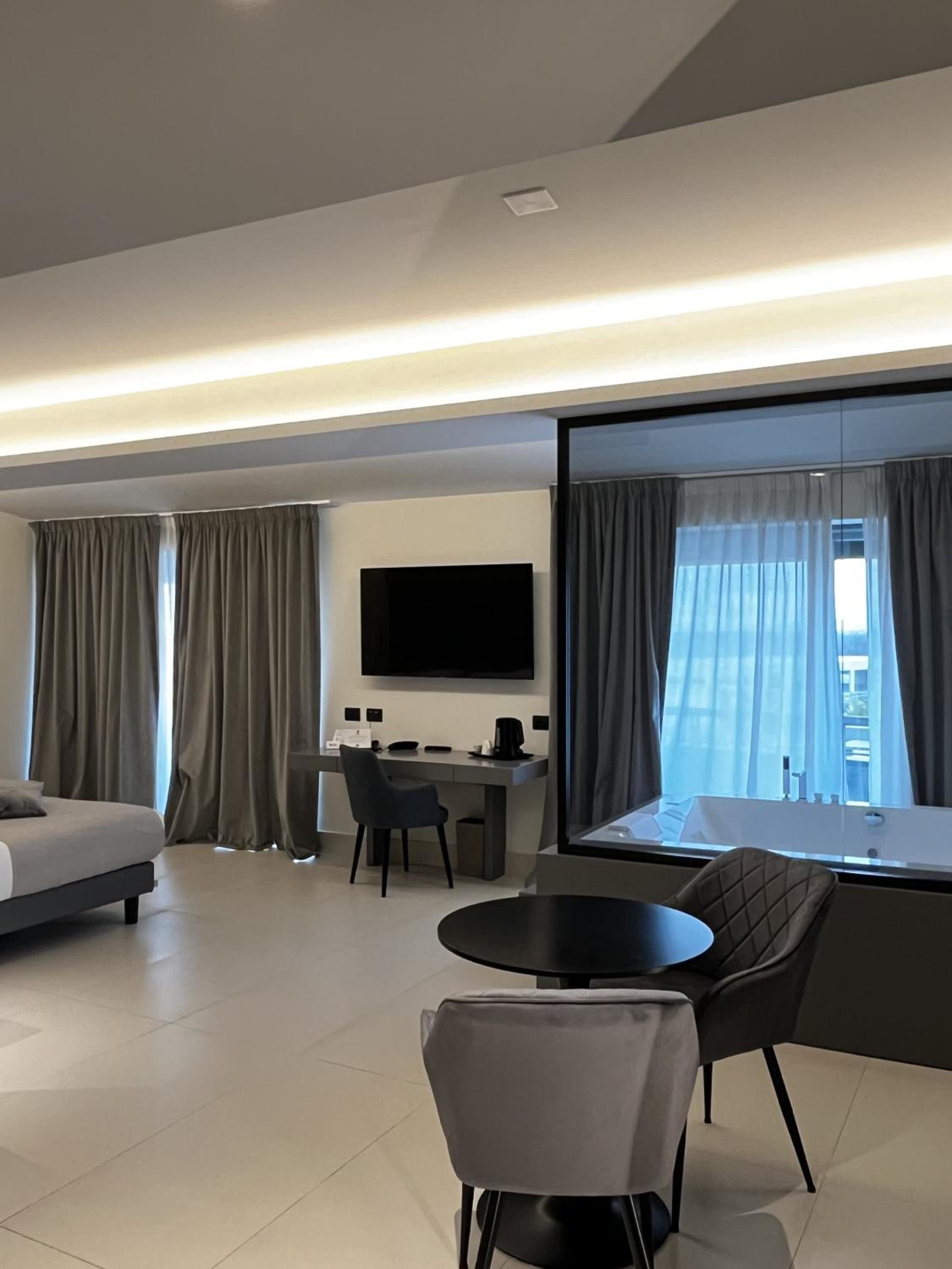 Superior King Suite with Jacuzzi and Balcony - Non-Smoking - Photo 6