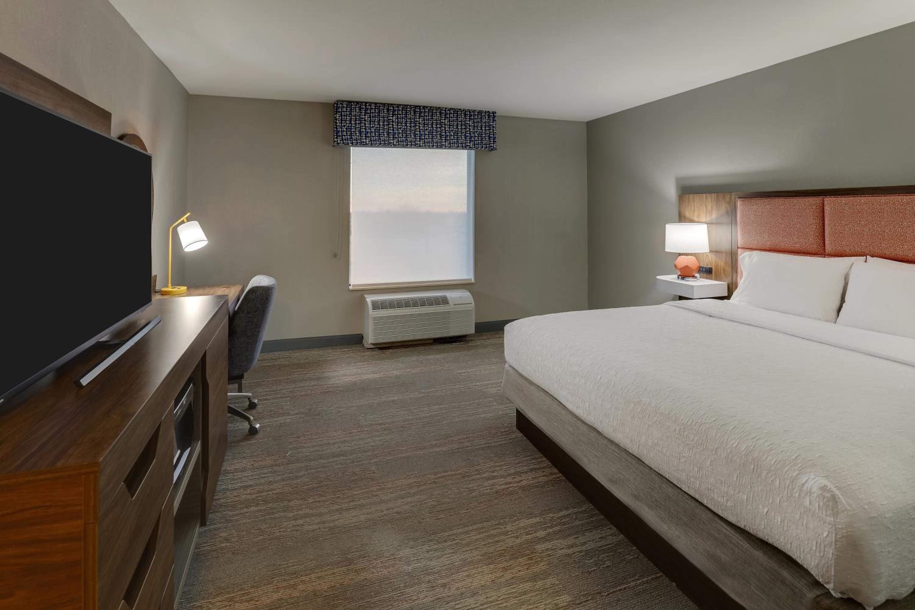 King Room with King Bed - Non-Smoking - Photo 3