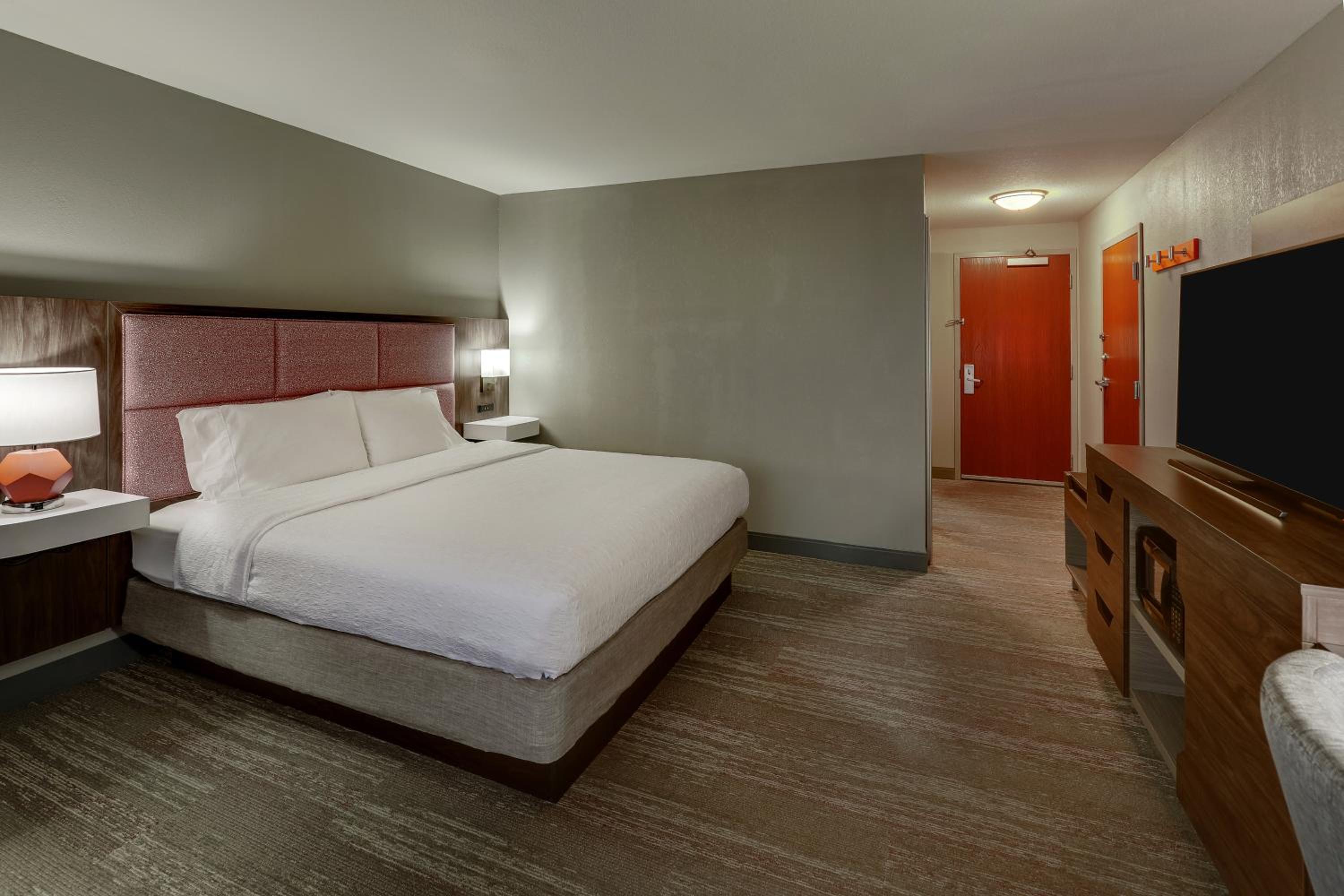 King Room with King Bed - Non-Smoking - Photo 5