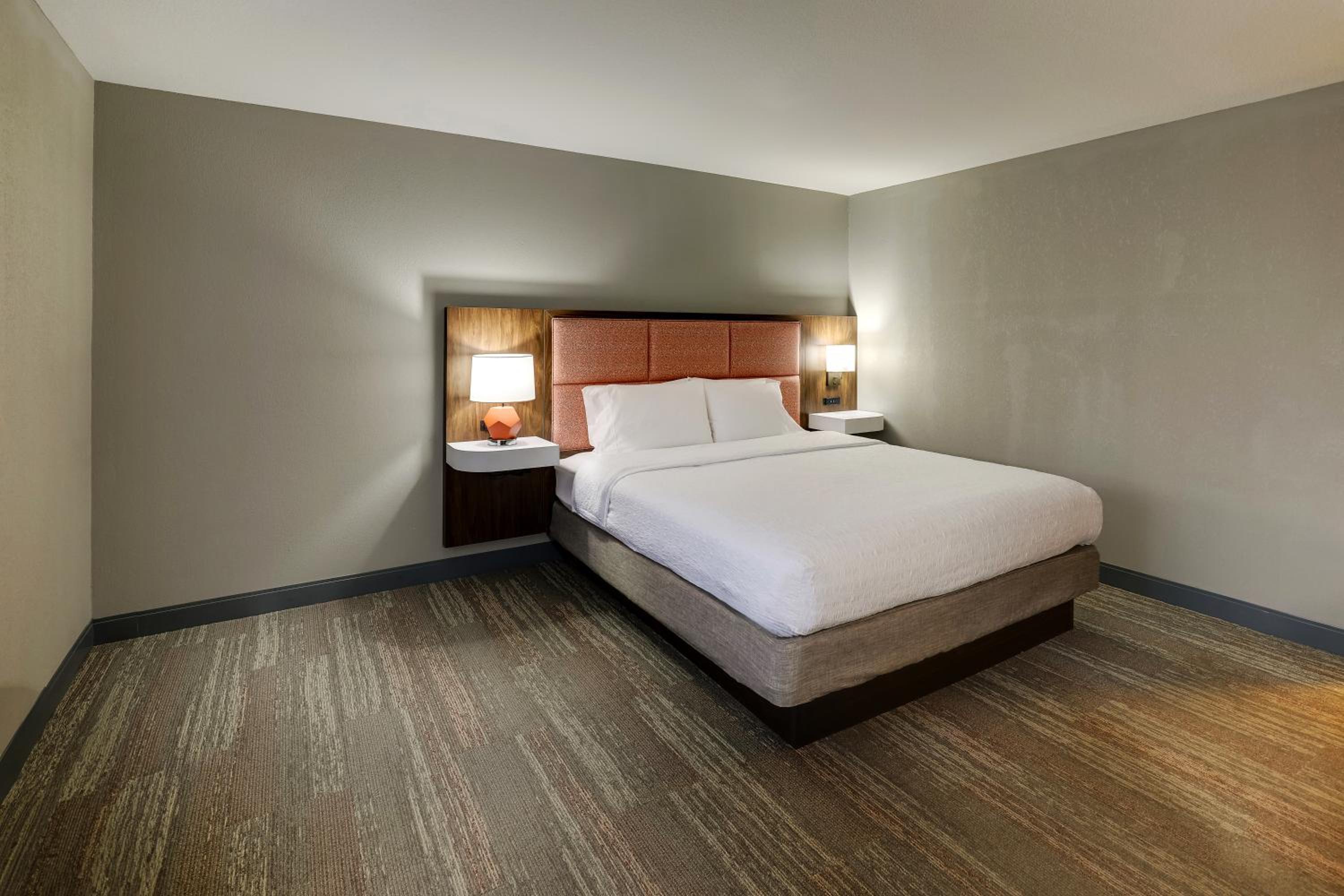 King Room with King Bed - Non-Smoking - Photo 6