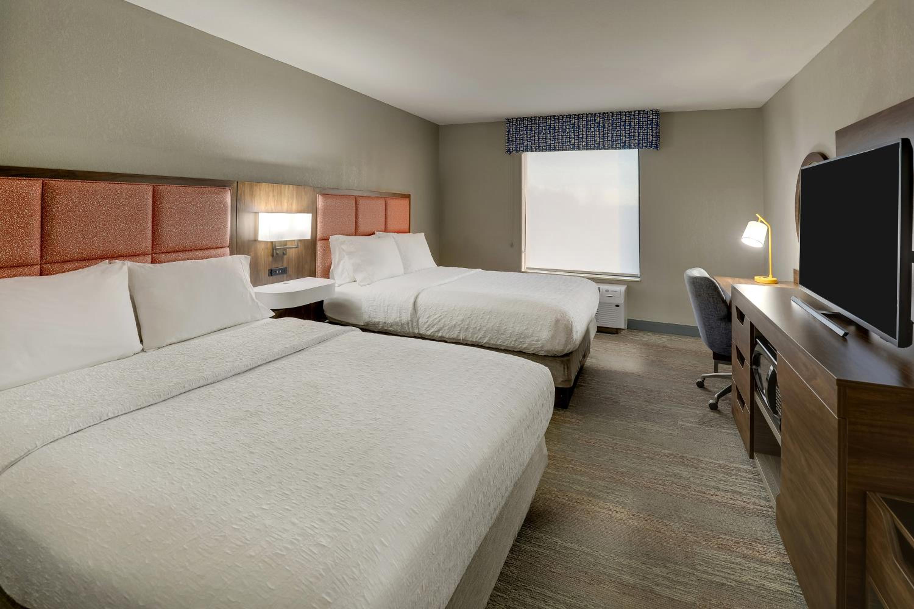 Room with Two Queen Beds - Non-Smoking - Photo 2