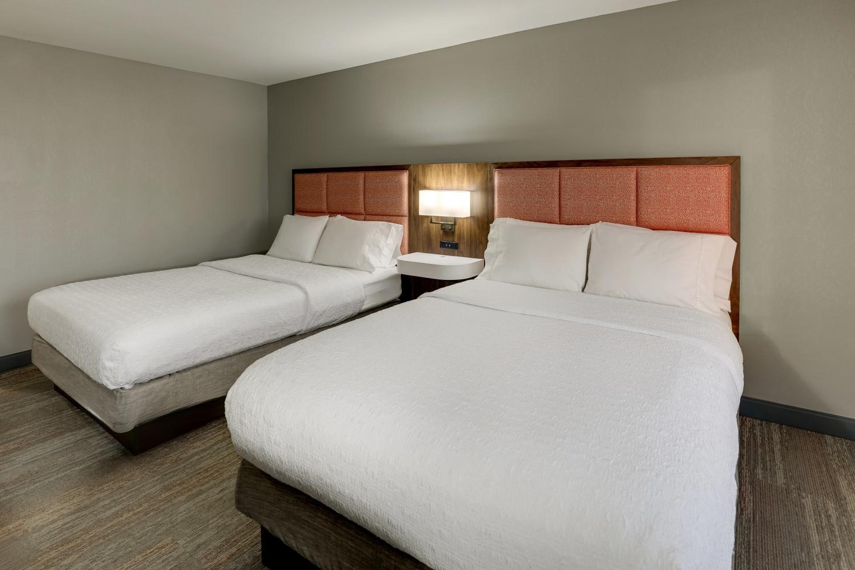 Room with Two Queen Beds - Non-Smoking - Photo 3