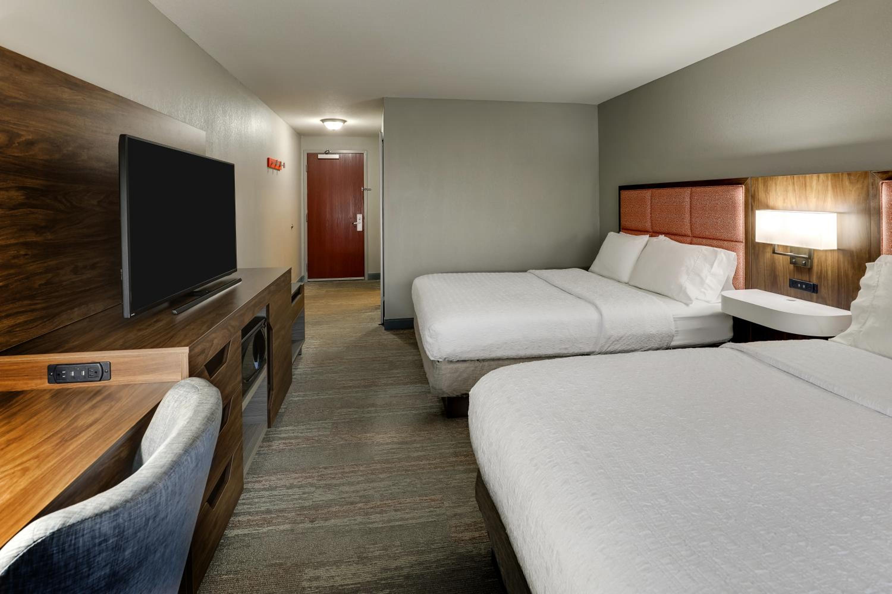Room with Two Queen Beds - Non-Smoking - Photo 4