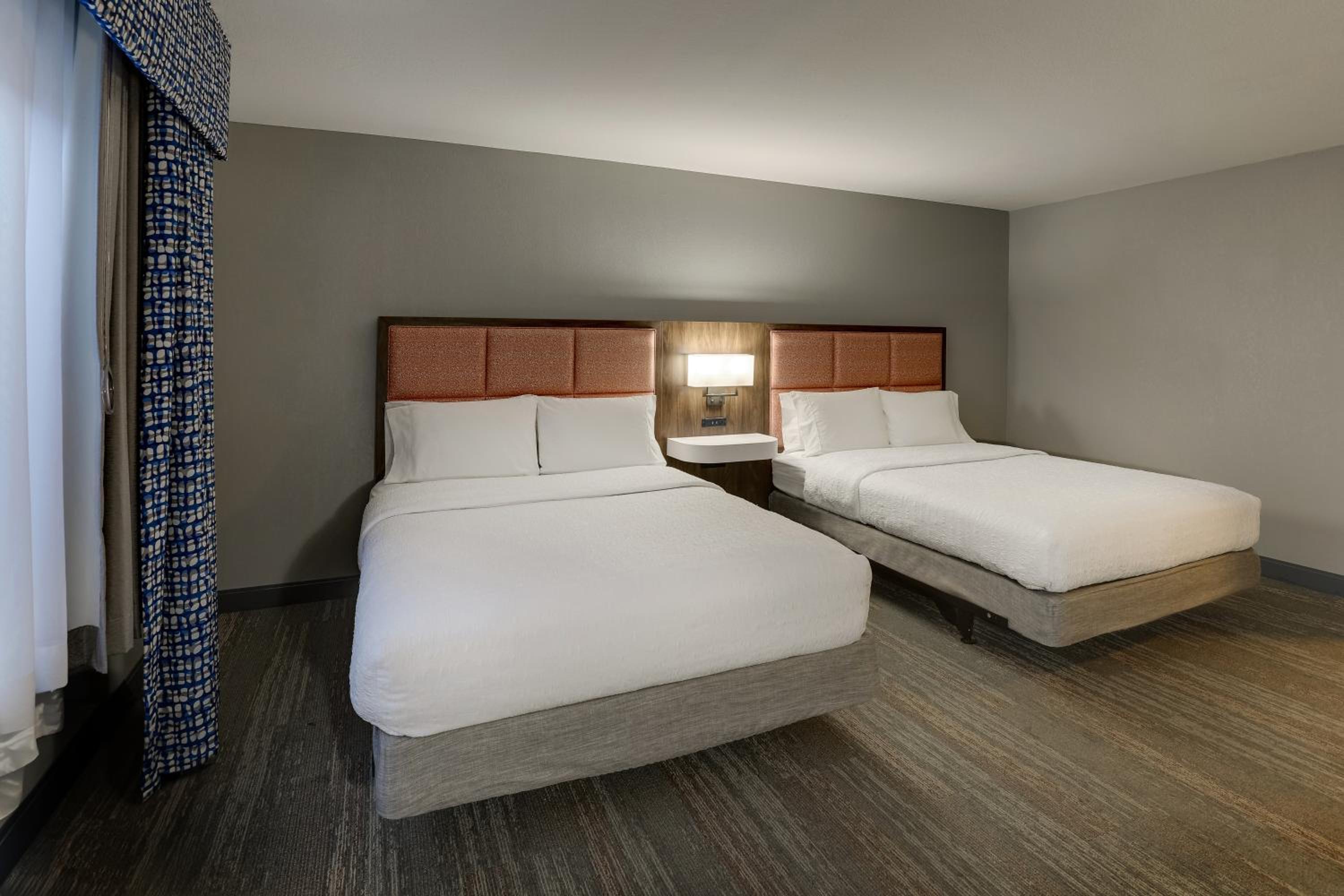 Queen Room with Two Queen Beds - Mobility Access/Non-Smoking - Photo 6