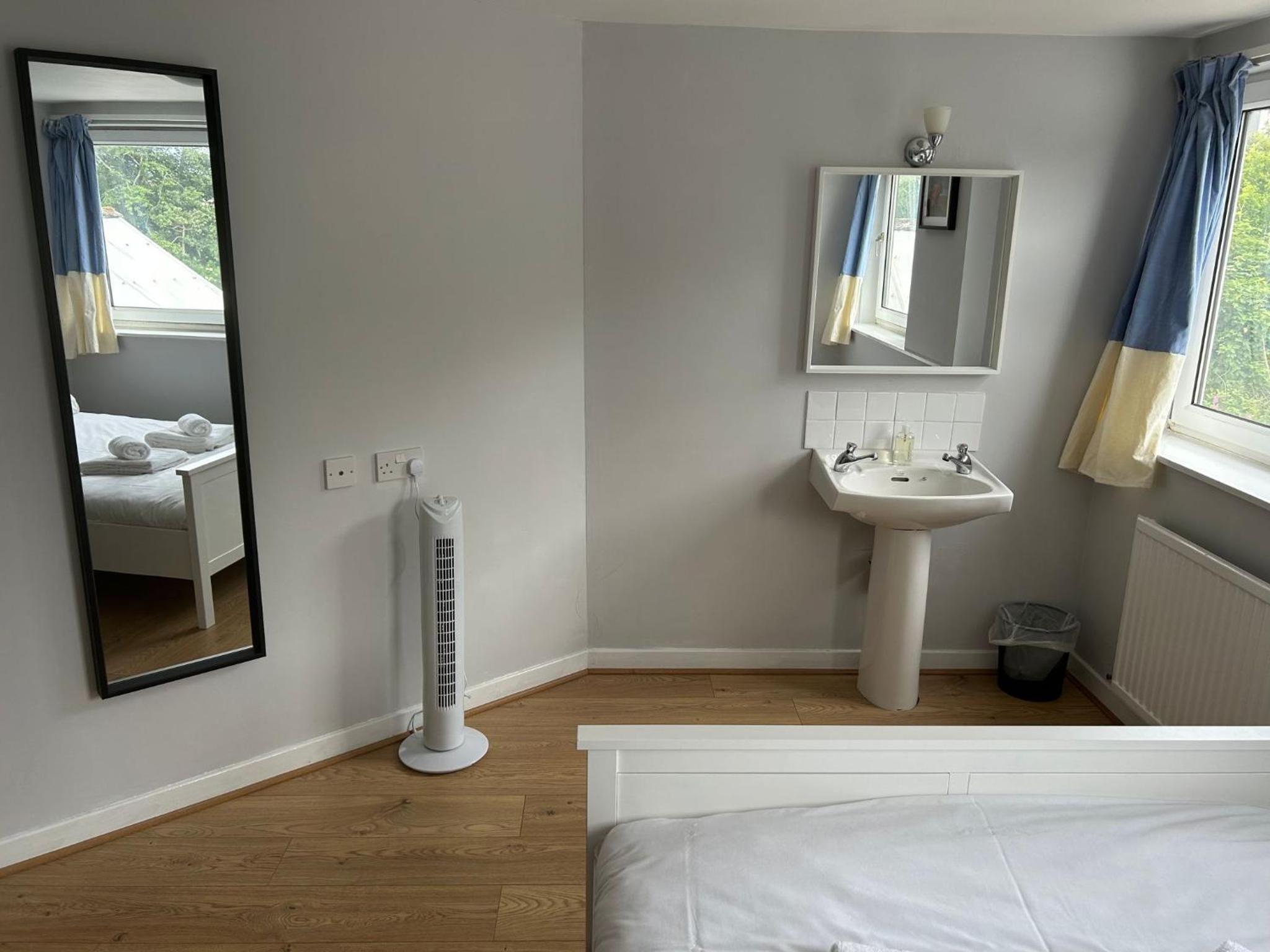 Double Room with Shared Bathroom photo 2