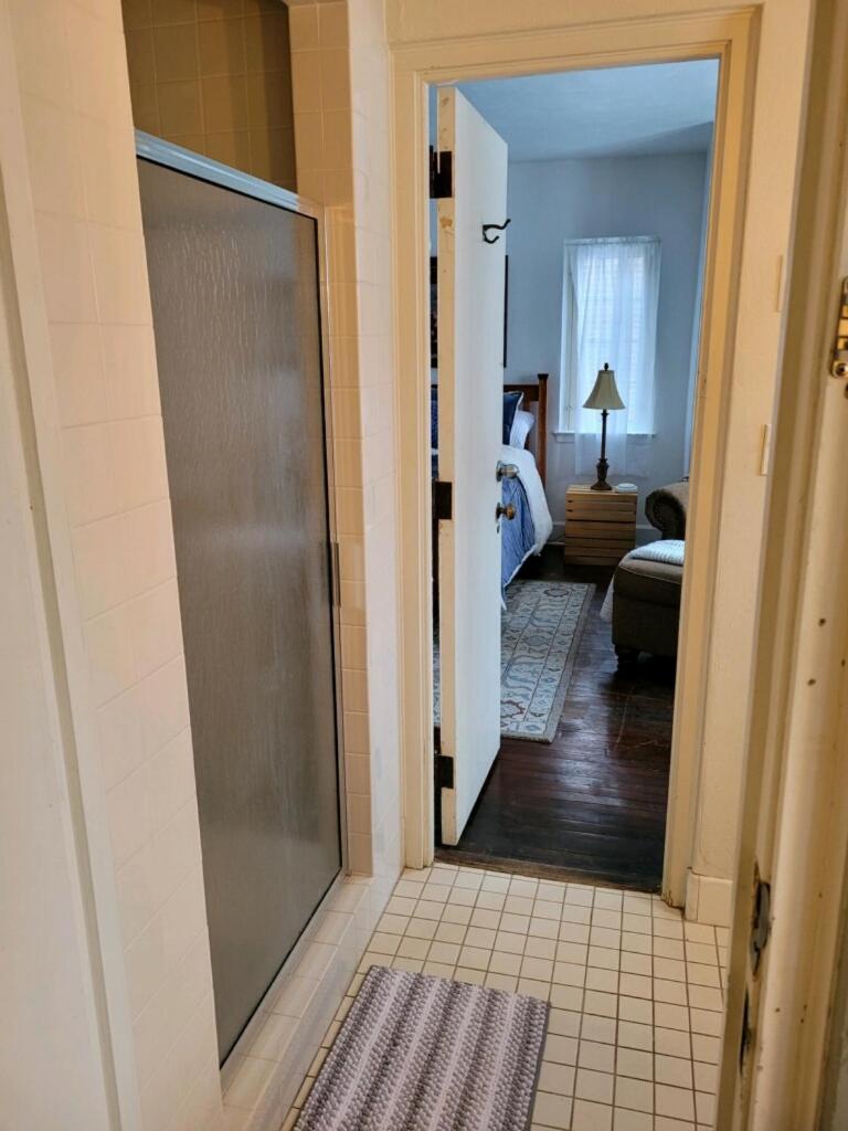 Family Room with Shared Bathroom photo 2