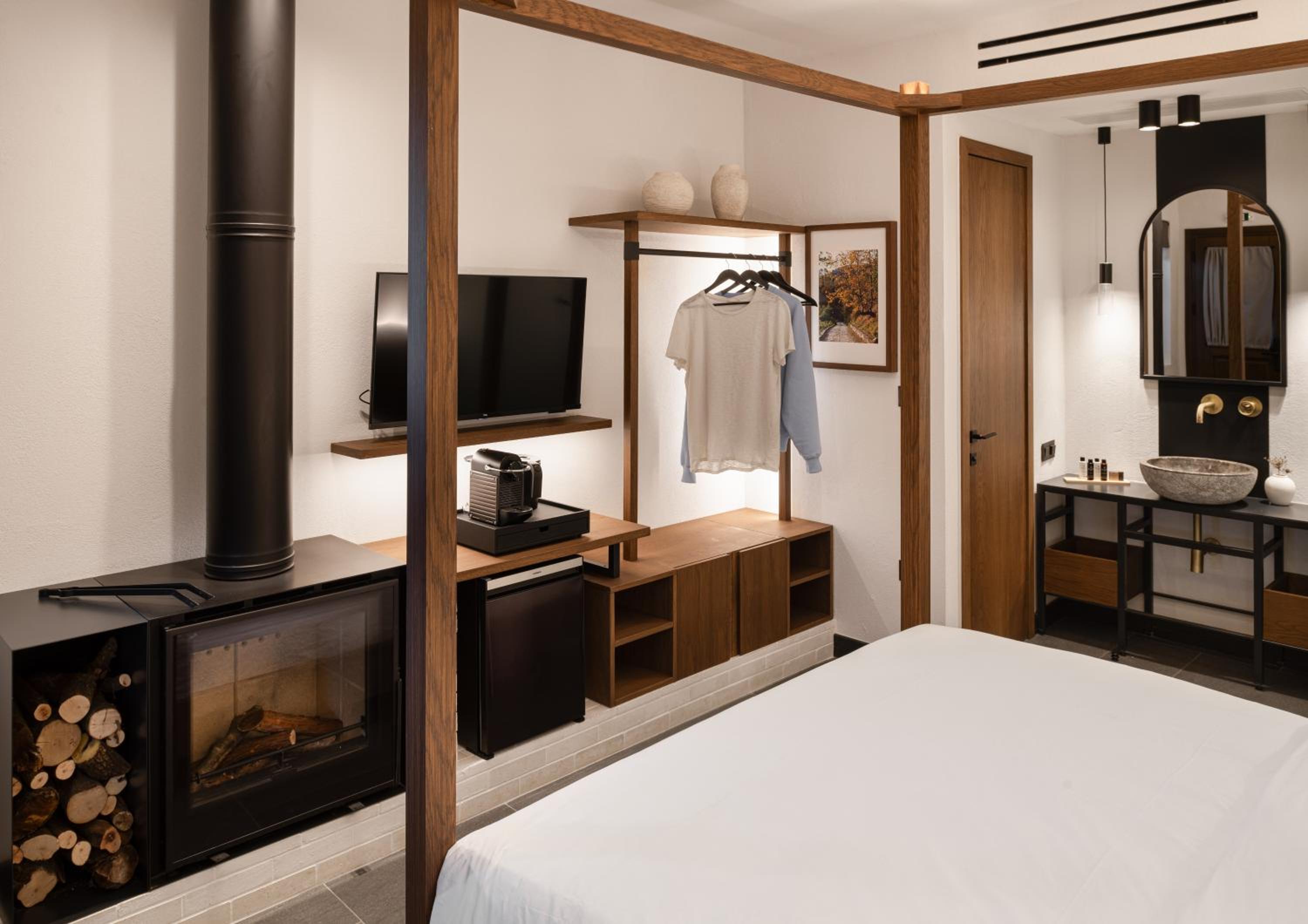 Double Room with Fireplace - Mountain & Sea View - Photo 6