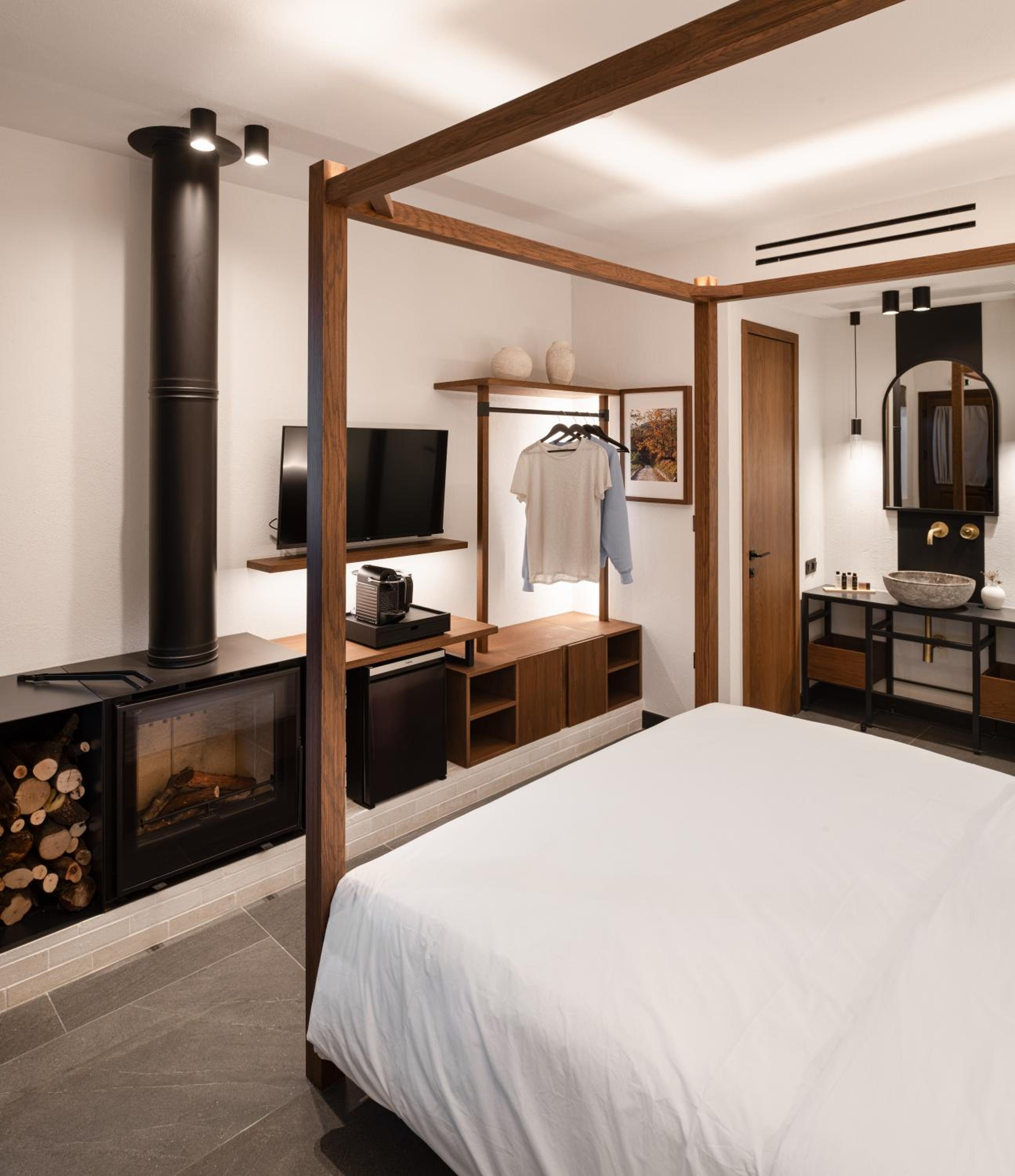 Double Room with Fireplace - Mountain & Sea View - Photo 8