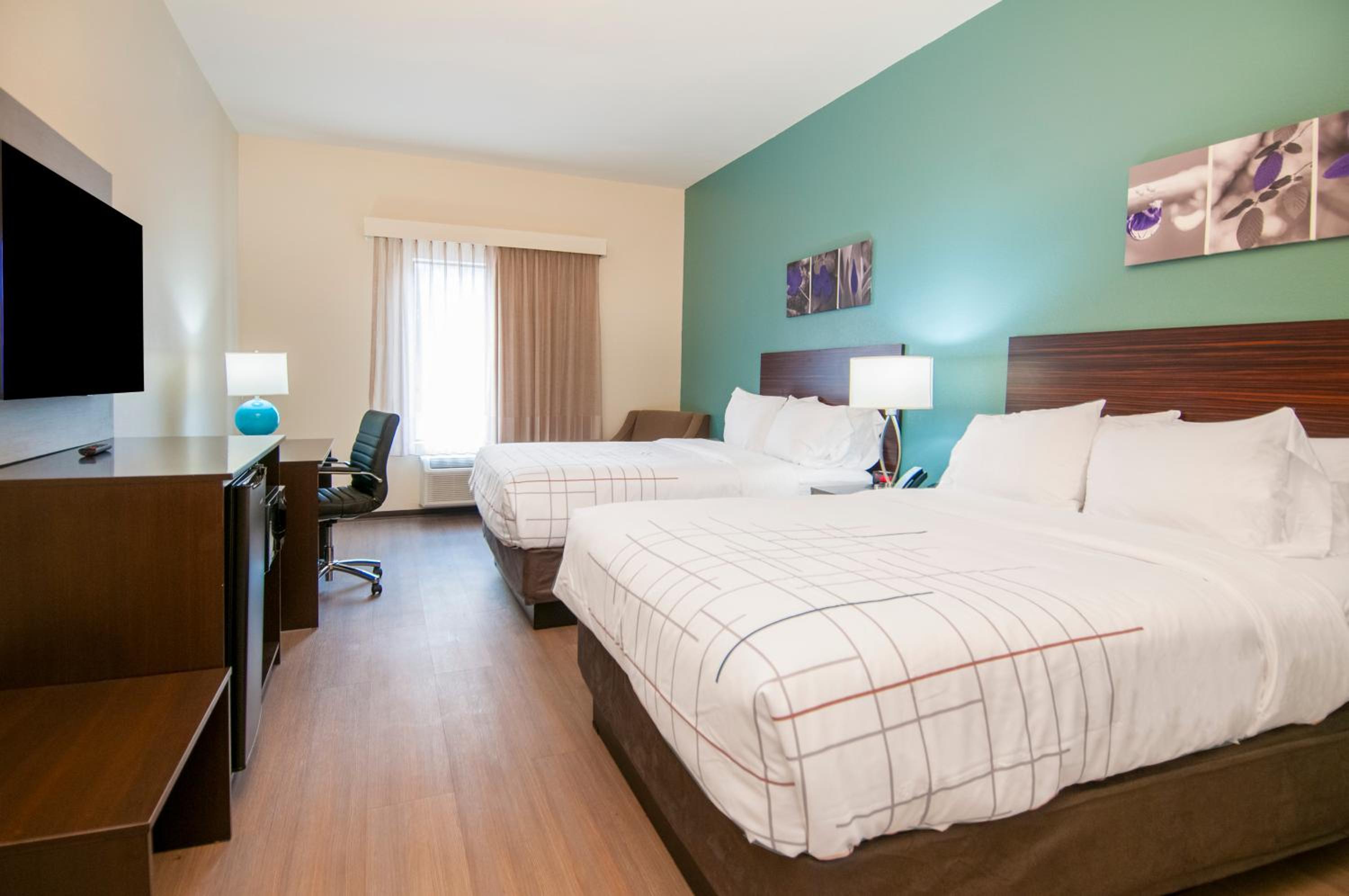 Quadruple Room with Two Queen Beds - Mobility Accessible - Non Smoking - Photo 1