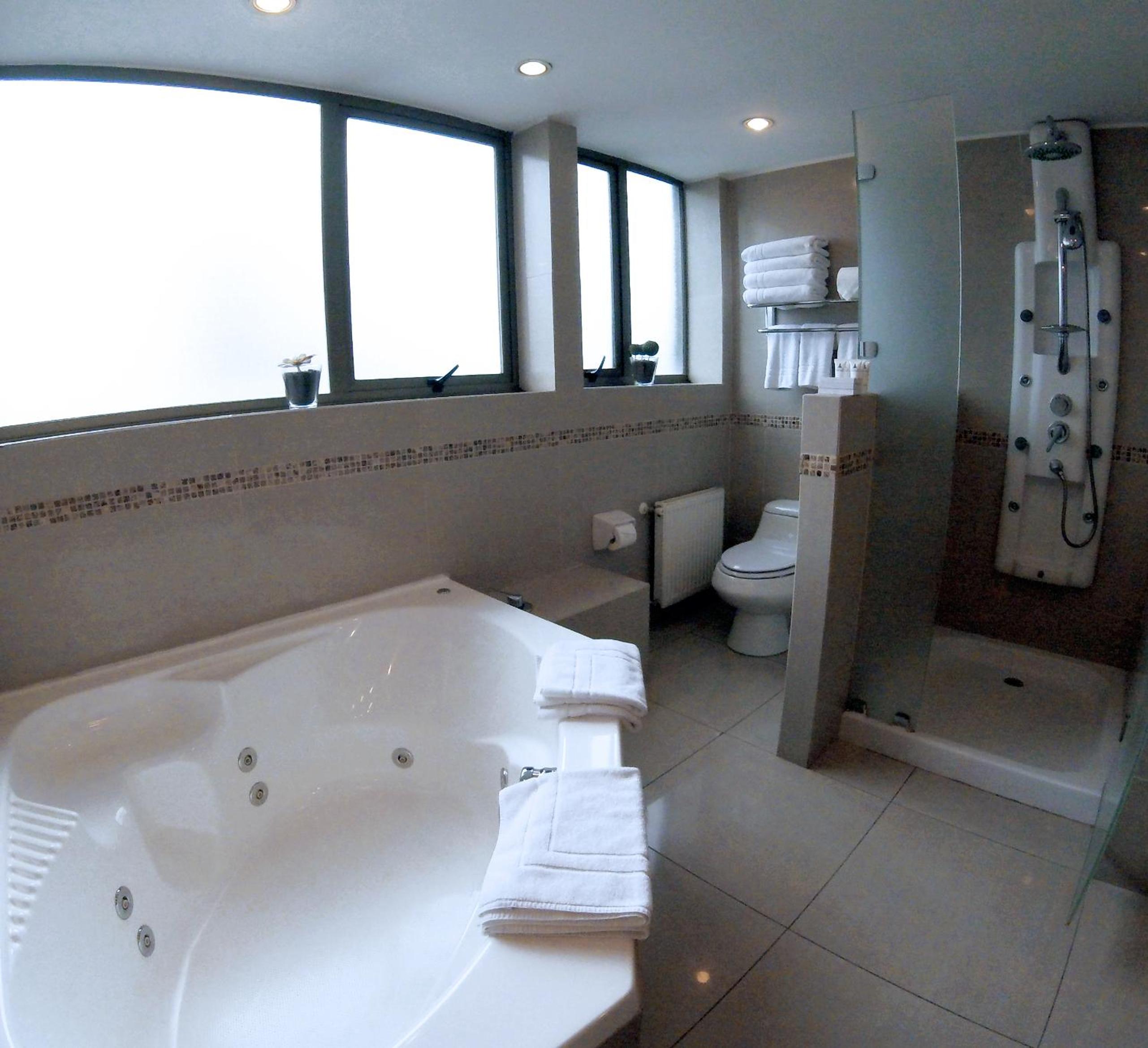 Suite with Hot Tub photo 3