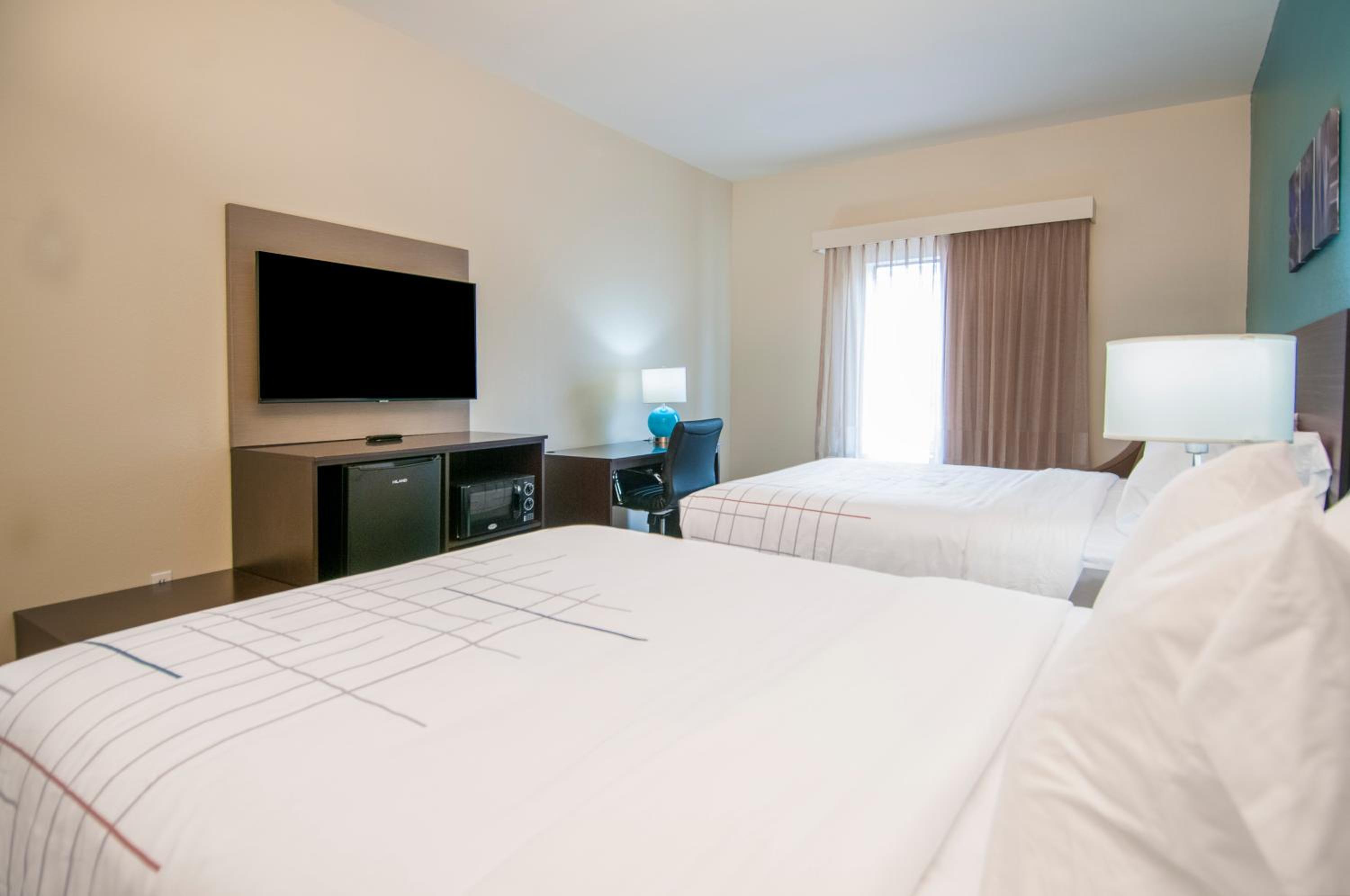 Quadruple Room with Two Queen Beds - Non Smoking - Photo 4