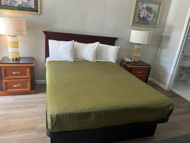 One Queen Bed Non-Smoking - Photo 6