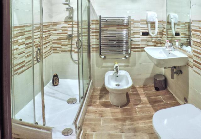Double Room with Private Bathroom - Photo 14