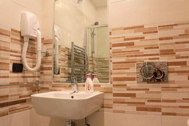 Double Room with Private Bathroom - Photo 9