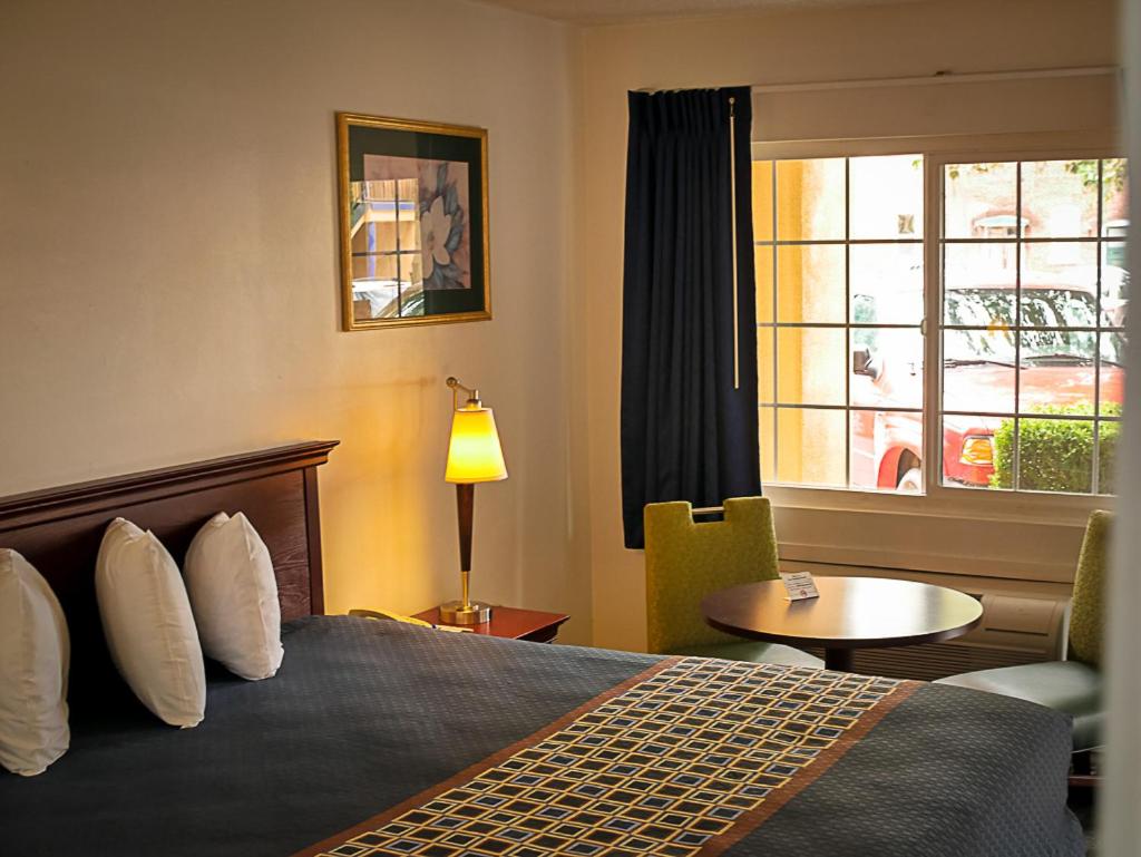 One Queen Bed Non-Smoking - Photo 5