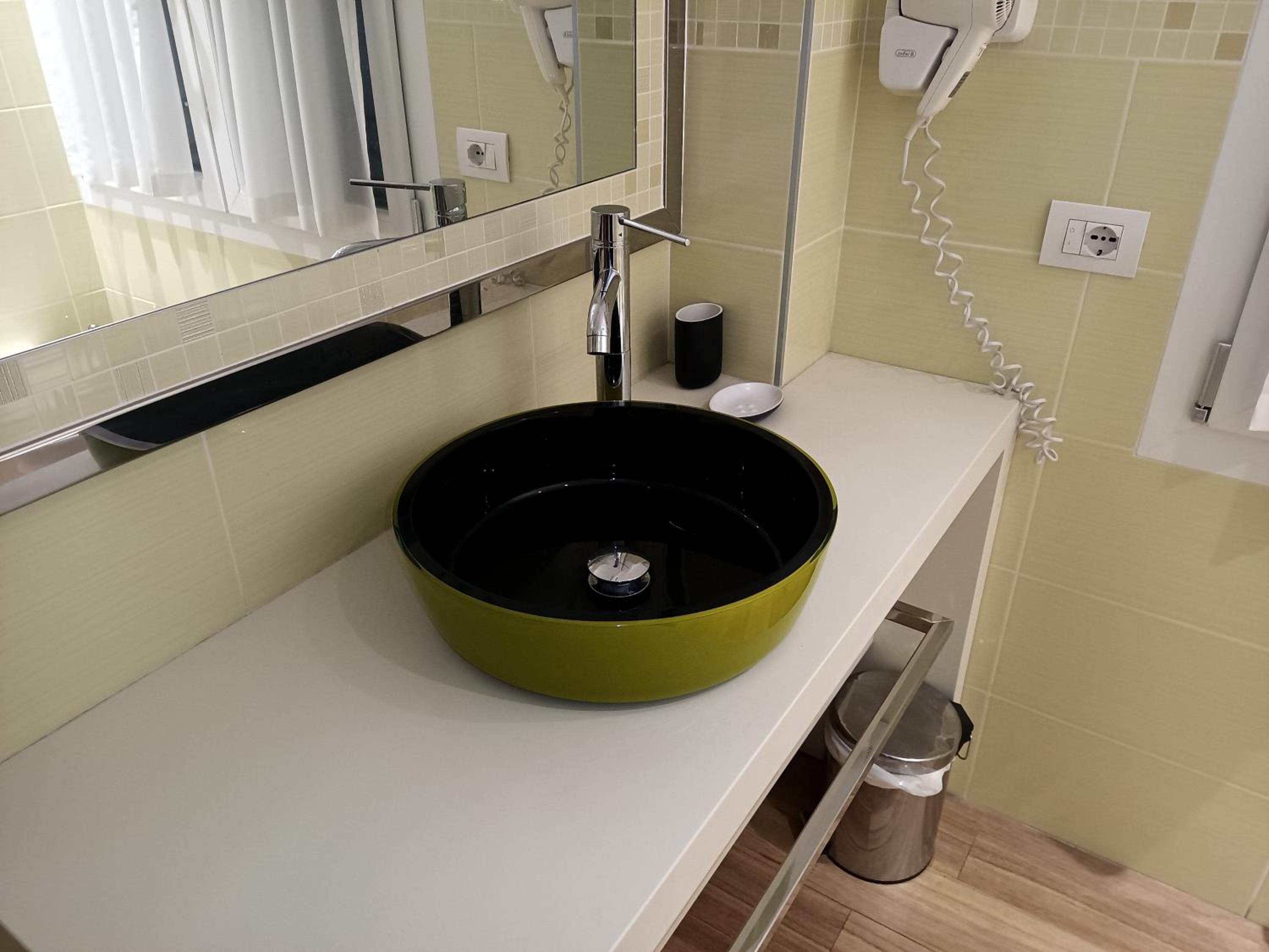Deluxe Double Room with Shower - Photo 18
