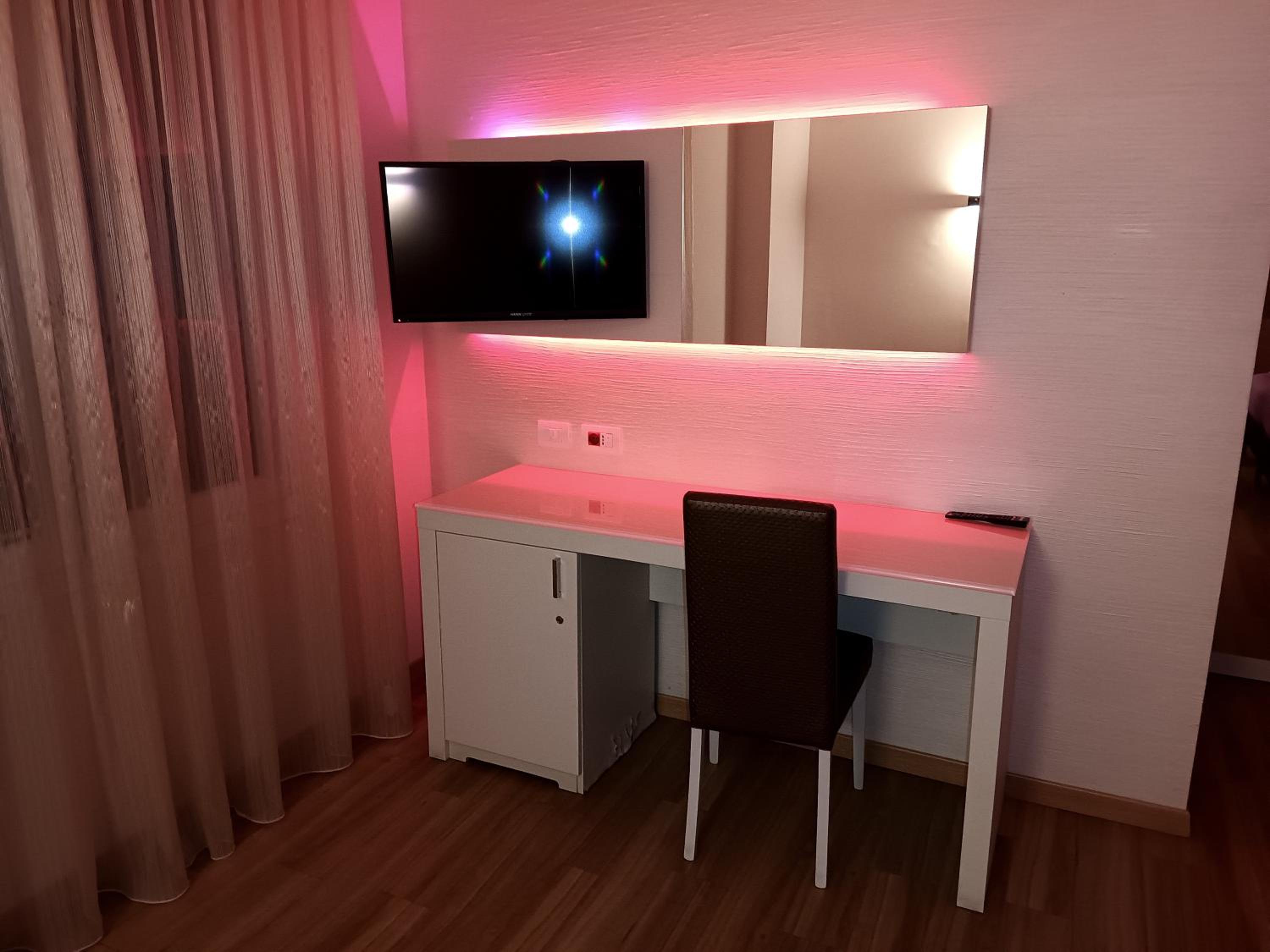Deluxe Double Room with Shower - Photo 21