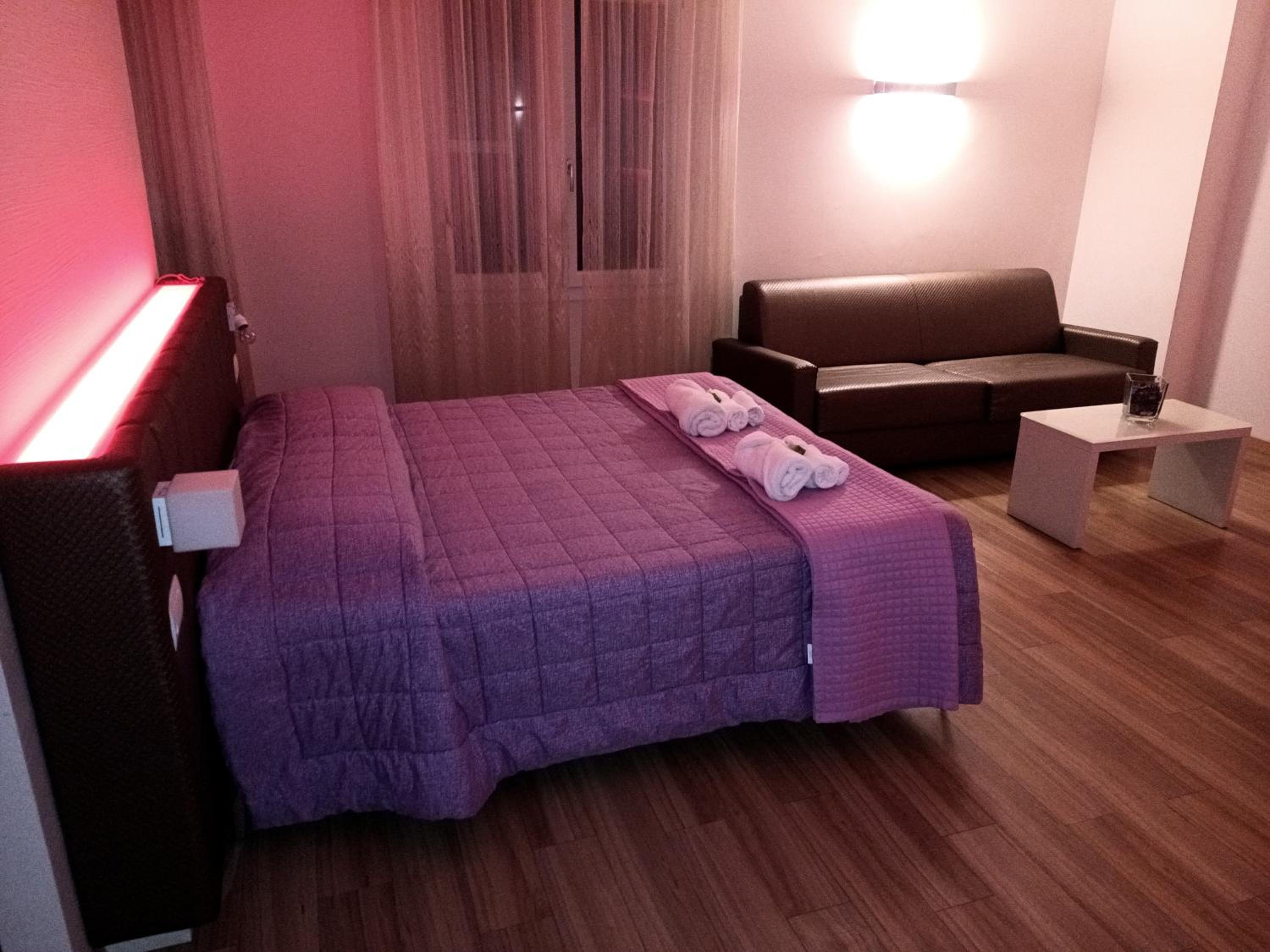 Deluxe Double Room with Shower - Photo 17