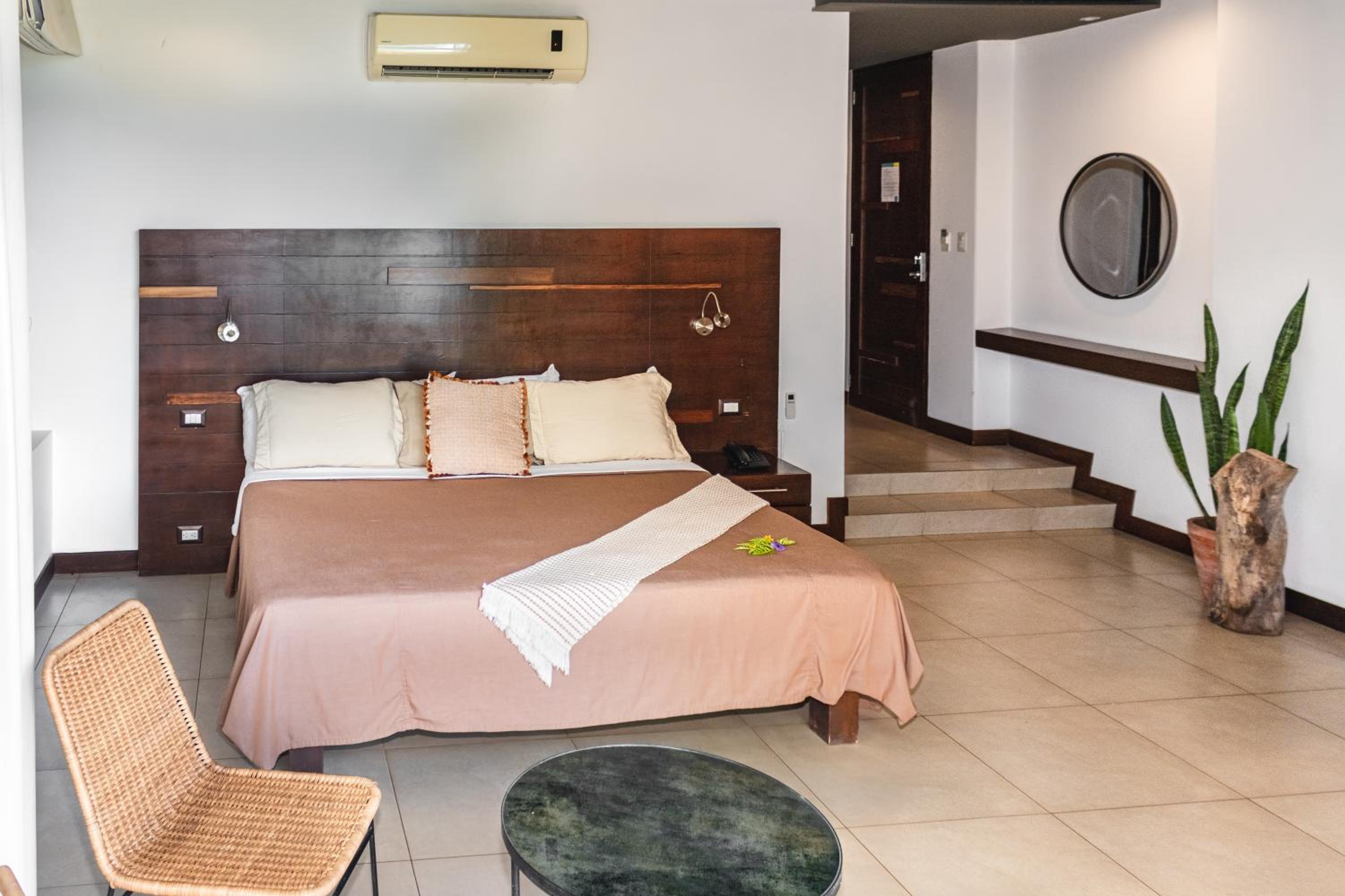 Deluxe Double Room with Side Sea View photo 3