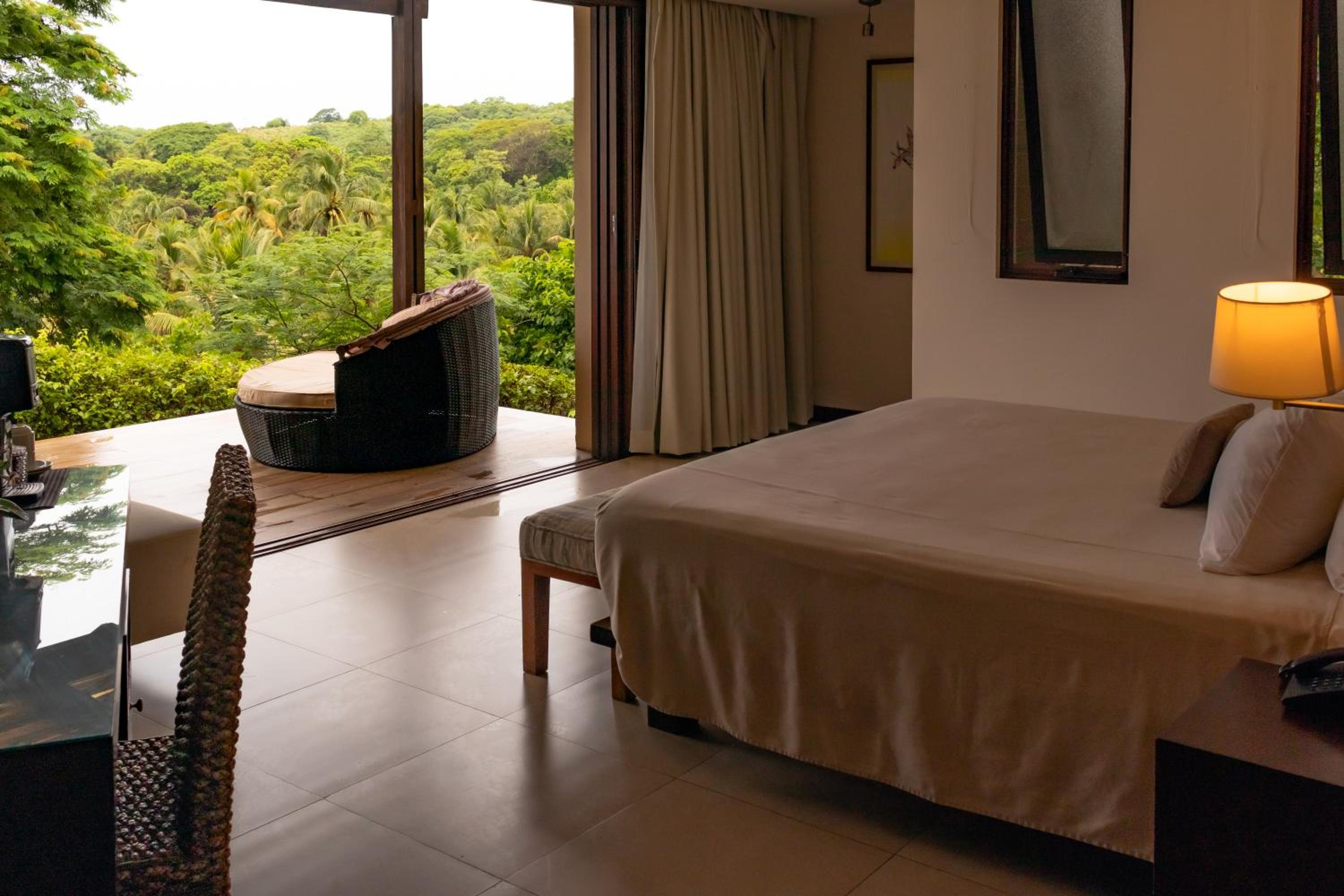 Deluxe Double Room with Side Sea View