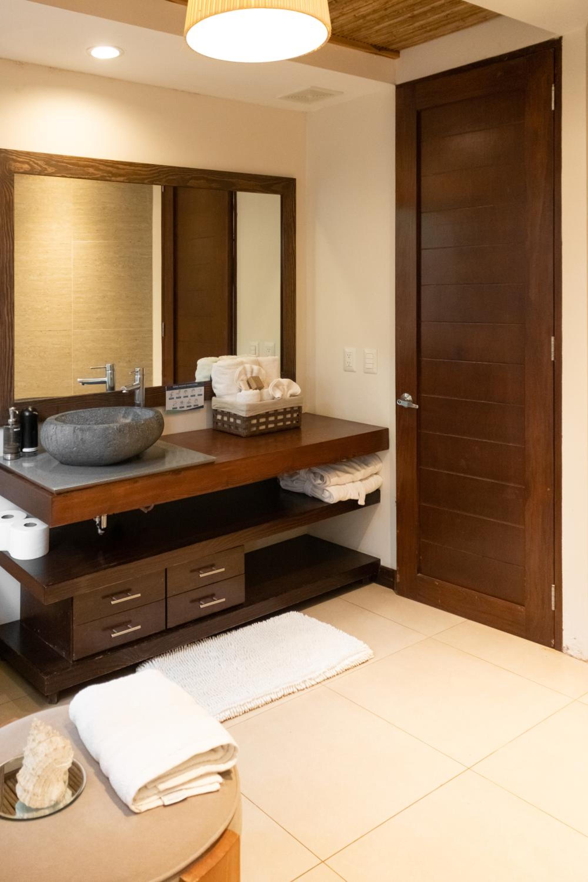 Deluxe Double Room with Side Sea View photo 2