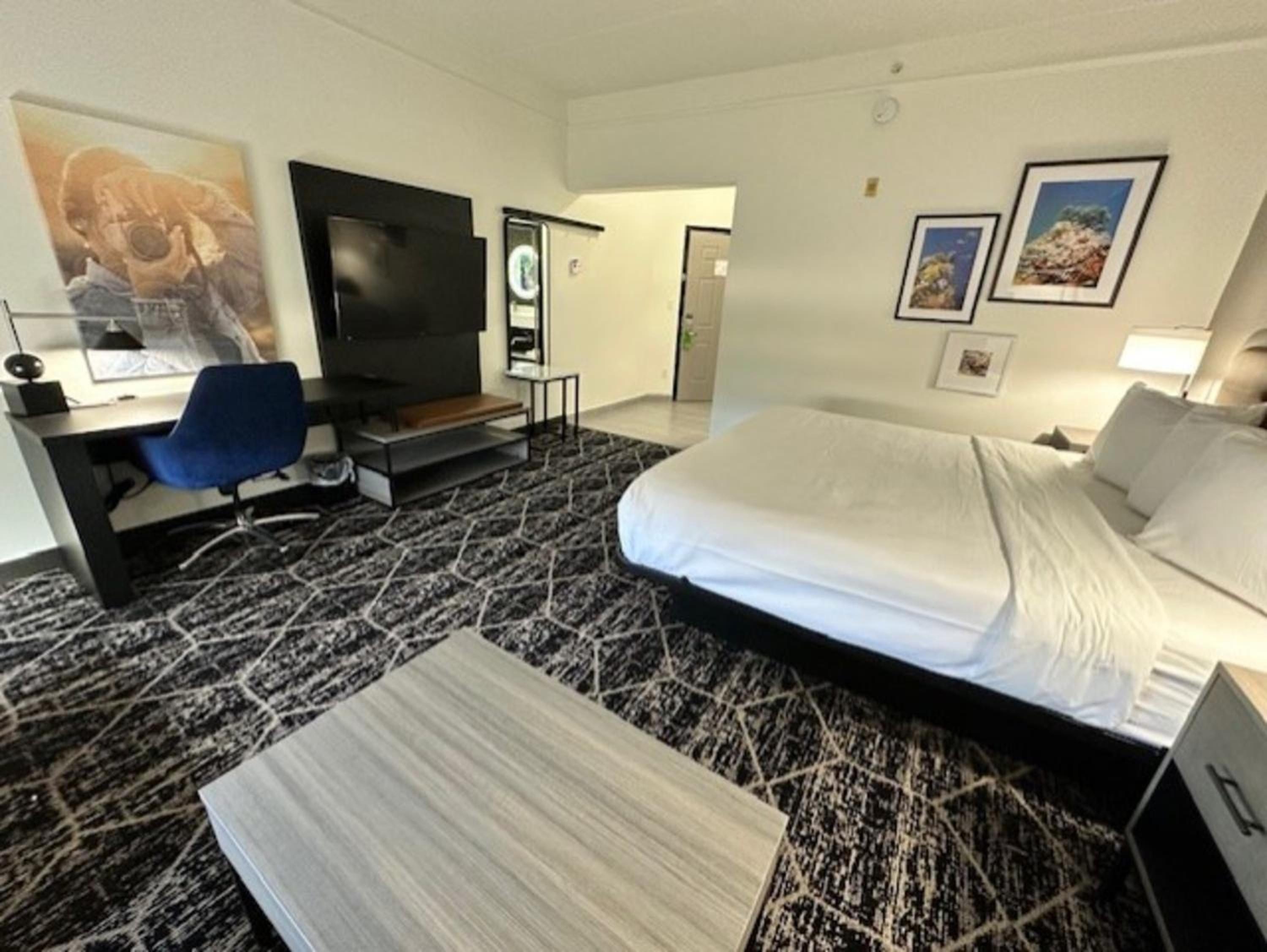 King Room - Non-Smoking - Photo 8