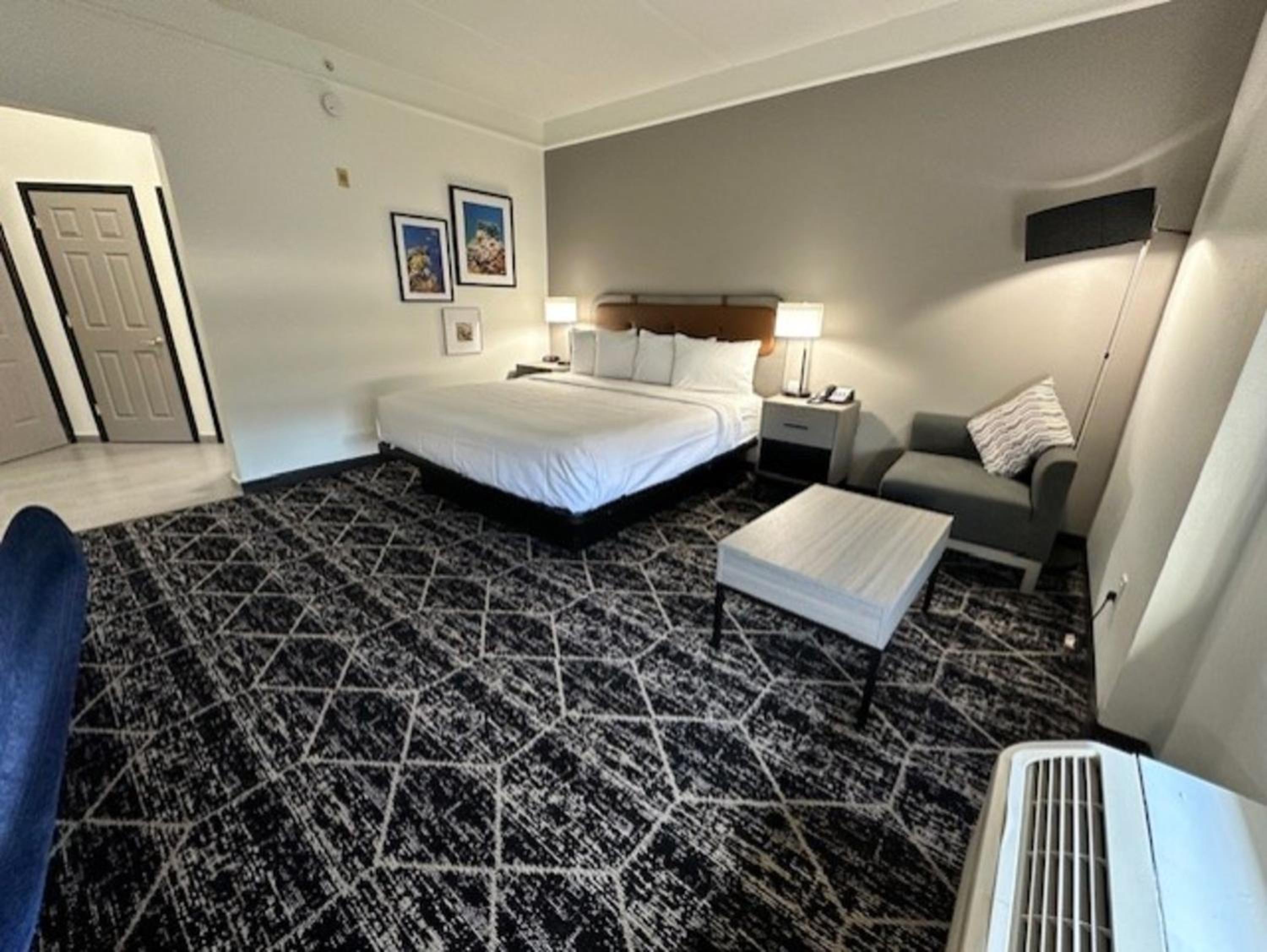 King Room - Non-Smoking - Photo 2