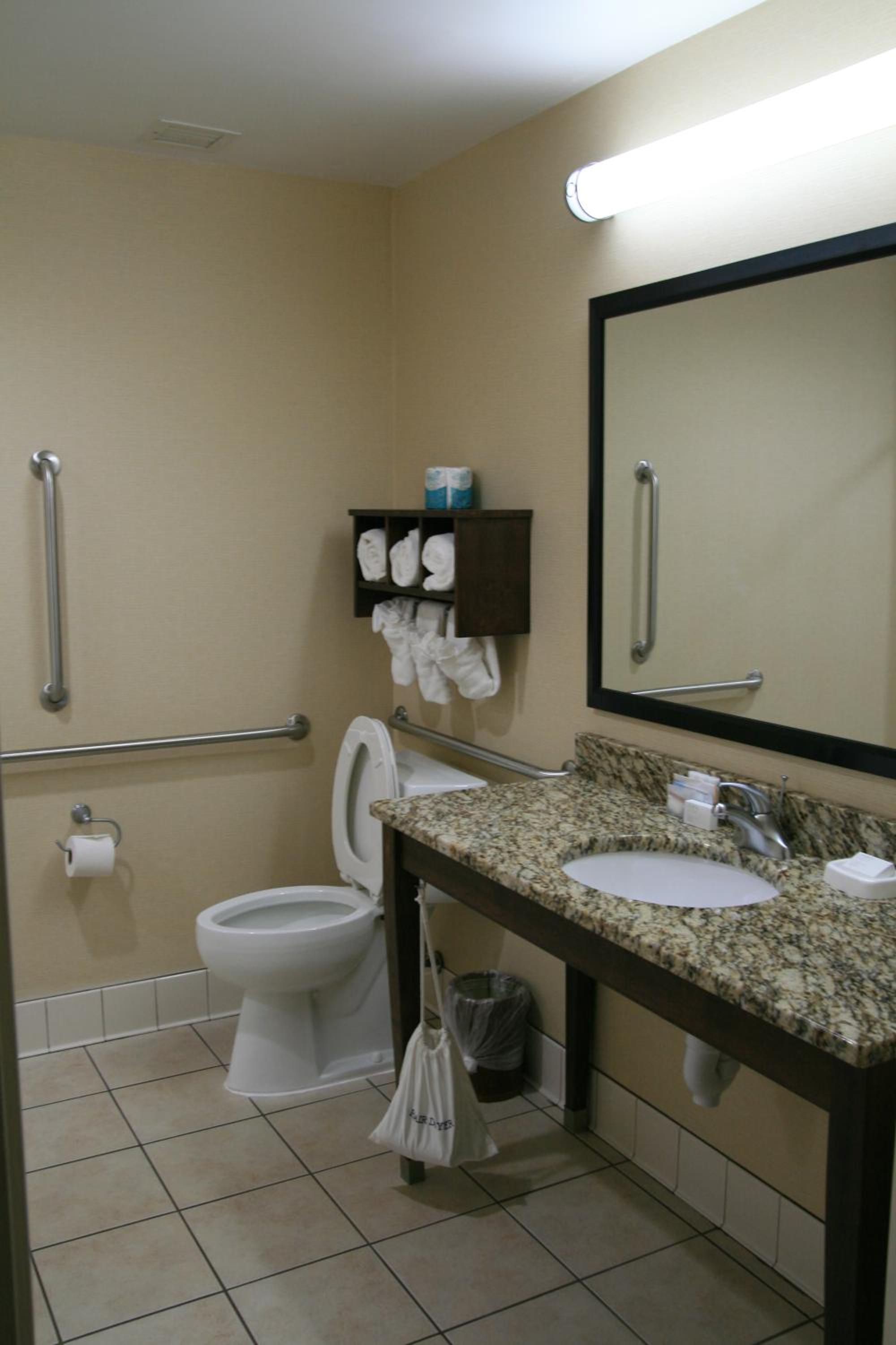 Queen Room with Tub - Disability Access/Non Smoking - Photo 3