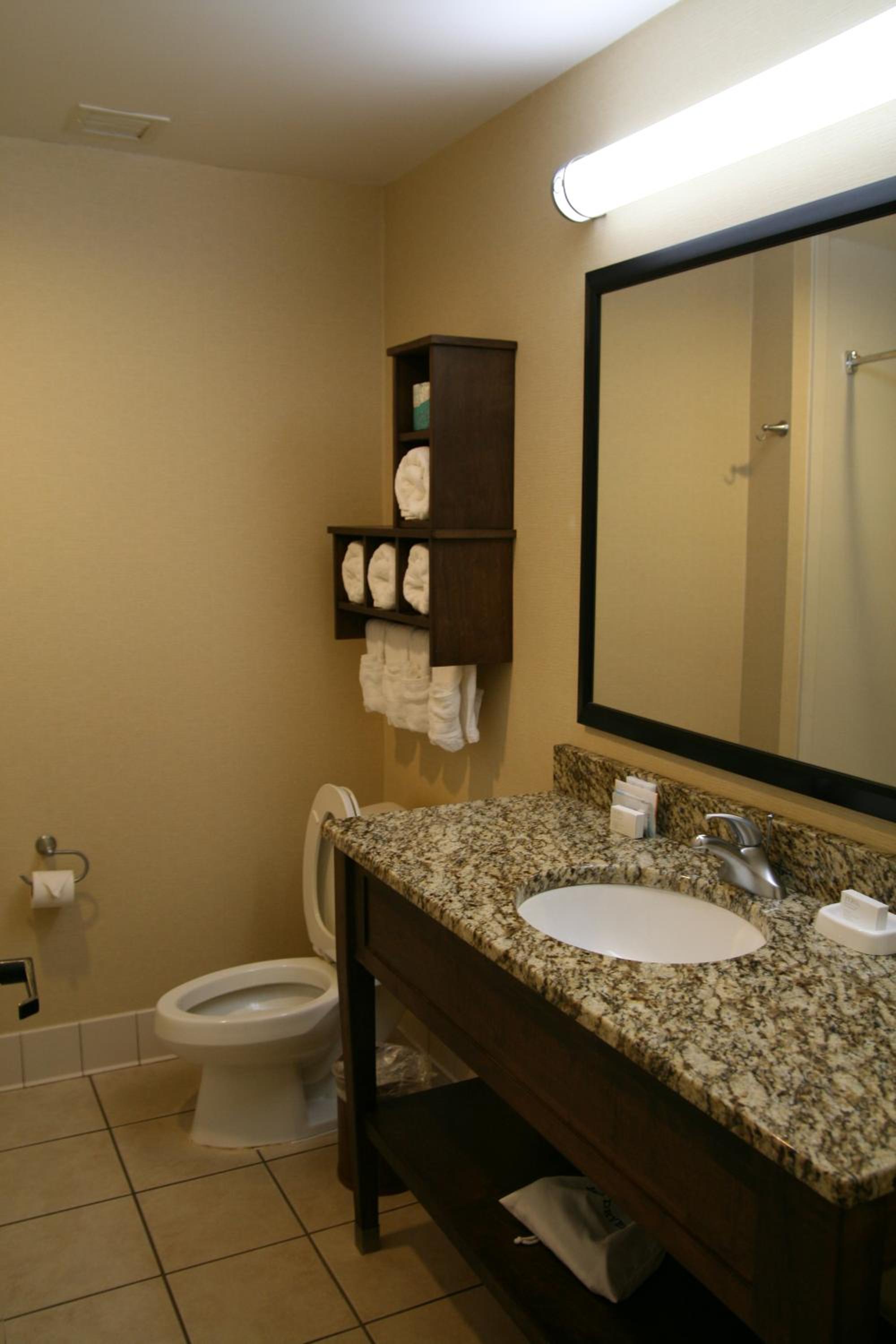 Quadruple Room with Two Queen Beds - Non Smoking - Photo 4