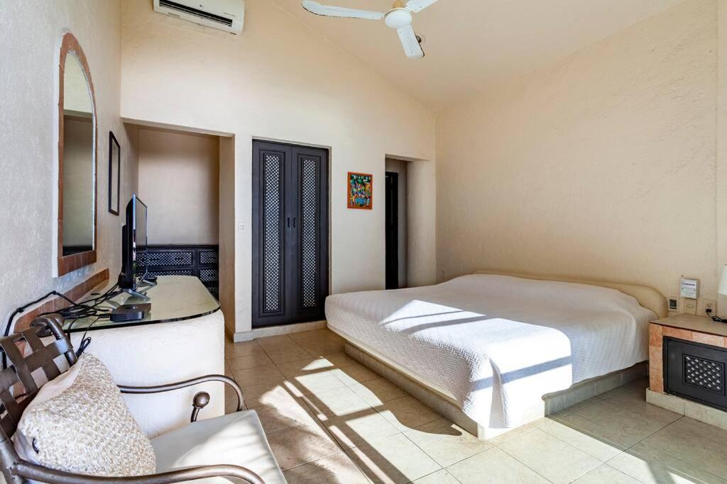 Five-Bedroom House photo 1