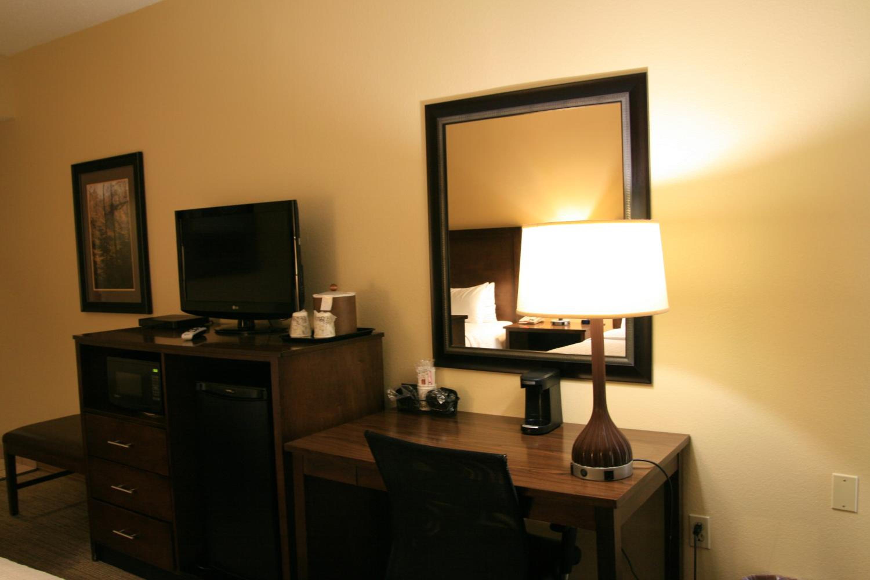 Quadruple Room with Two Queen Beds - Non Smoking - Photo 2