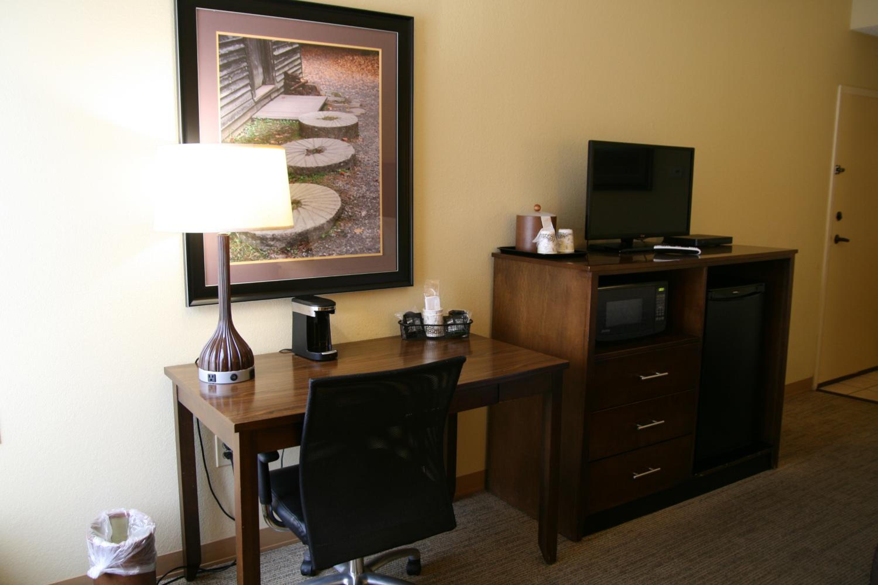 King Room with Sofa - Non Smoking - Photo 3