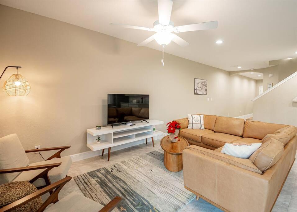 Three-Bedroom House photo 3